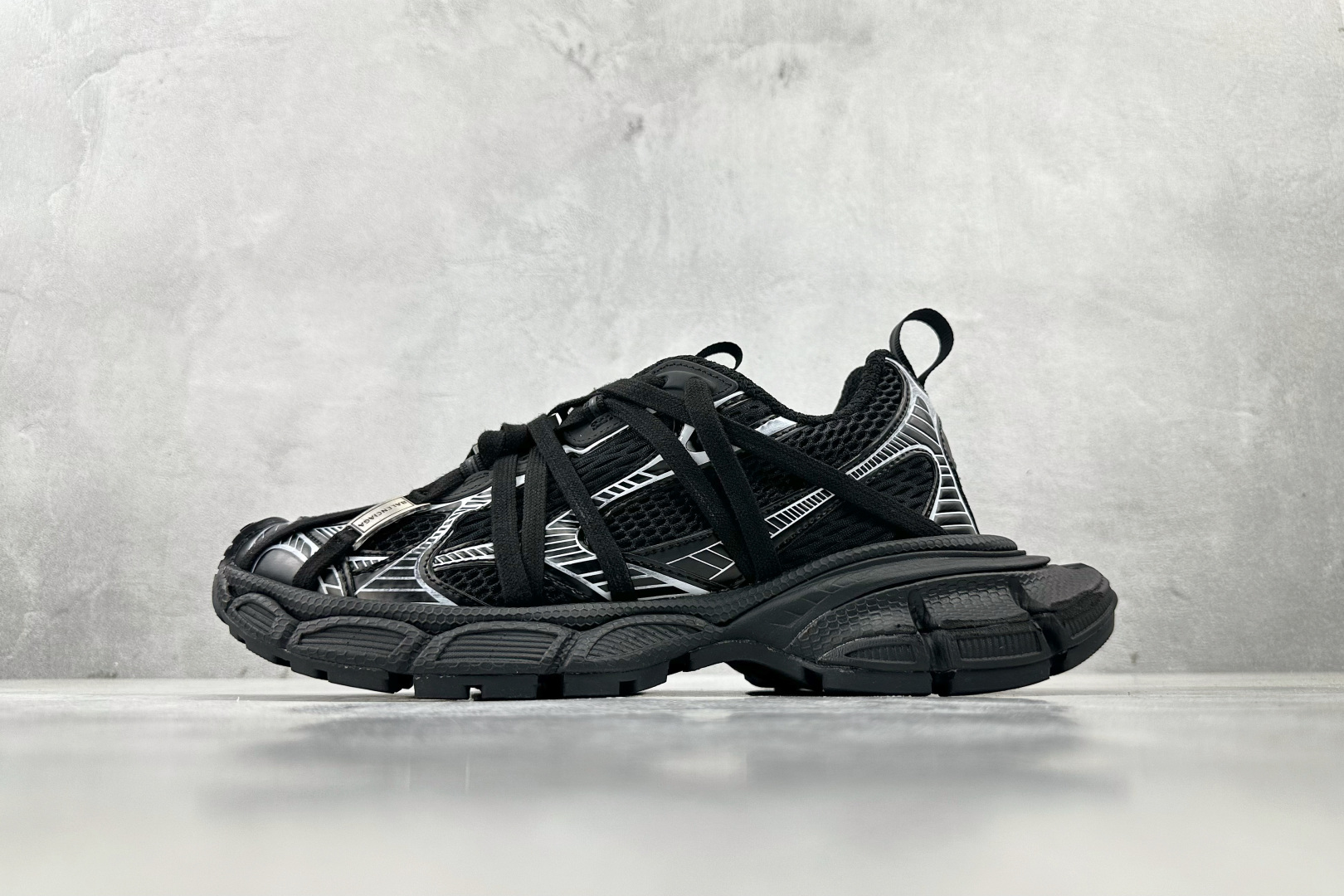 VG 
代购版 Balenciaga巴黎世家 3XL 黑白绑带

货号： W3XCH 0102
尺码：3