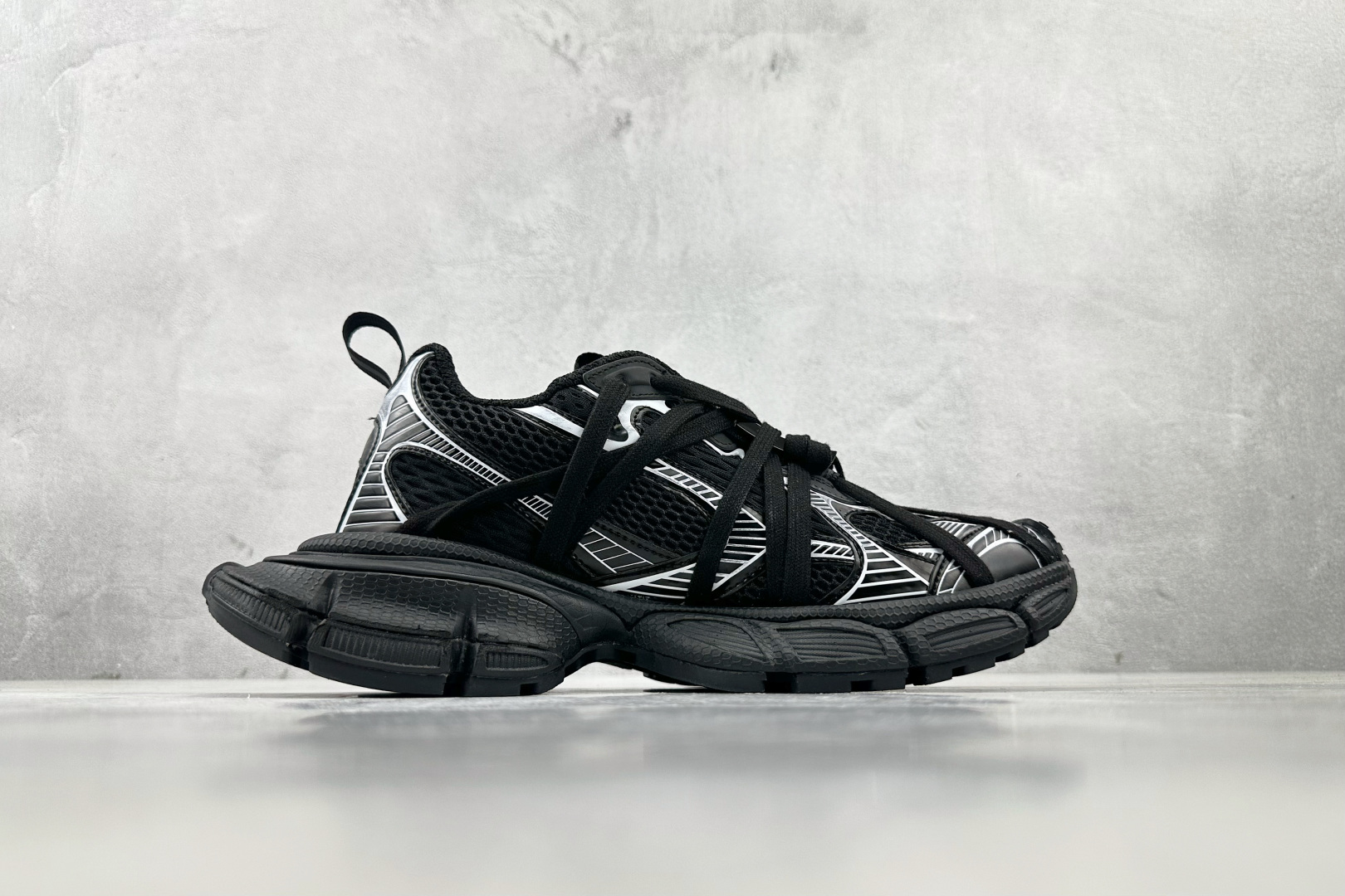 VG 
代购版 Balenciaga巴黎世家 3XL 黑白绑带

货号： W3XCH 0102
尺码：3