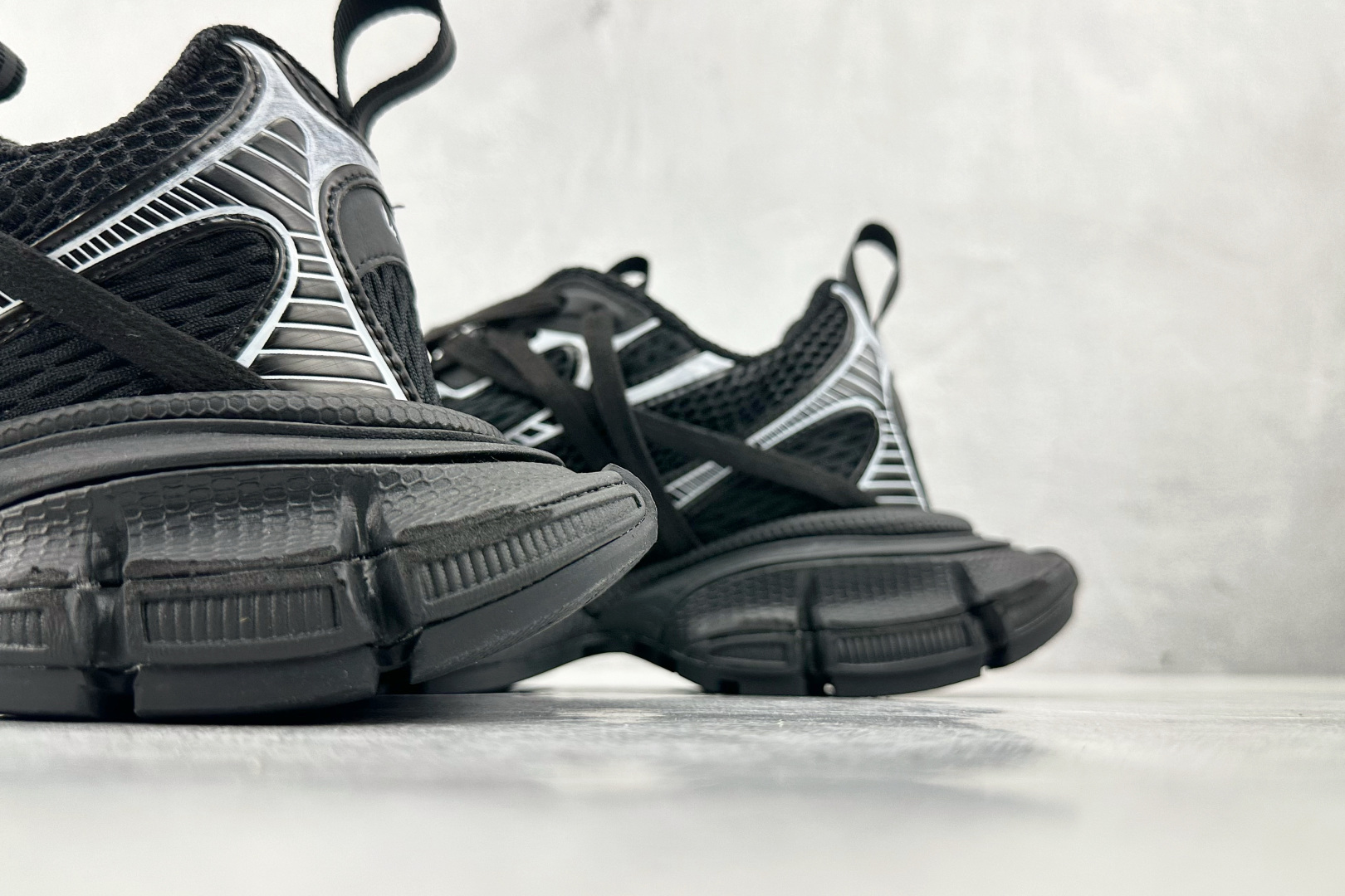 VG 
代购版 Balenciaga巴黎世家 3XL 黑白绑带

货号： W3XCH 0102
尺码：3