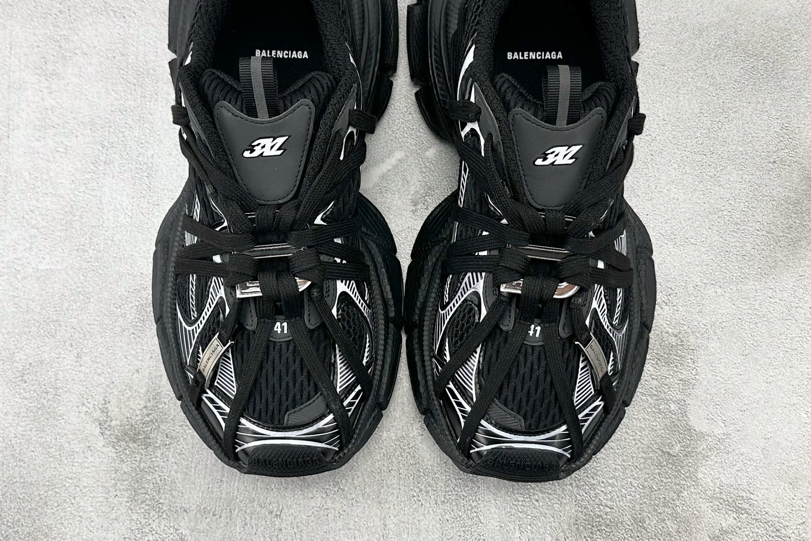 VG 
代购版 Balenciaga巴黎世家 3XL 黑白绑带

货号： W3XCH 0102
尺码：3