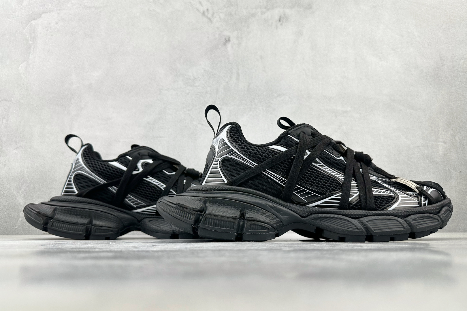 VG 
代购版 Balenciaga巴黎世家 3XL 黑白绑带

货号： W3XCH 0102
尺码：3