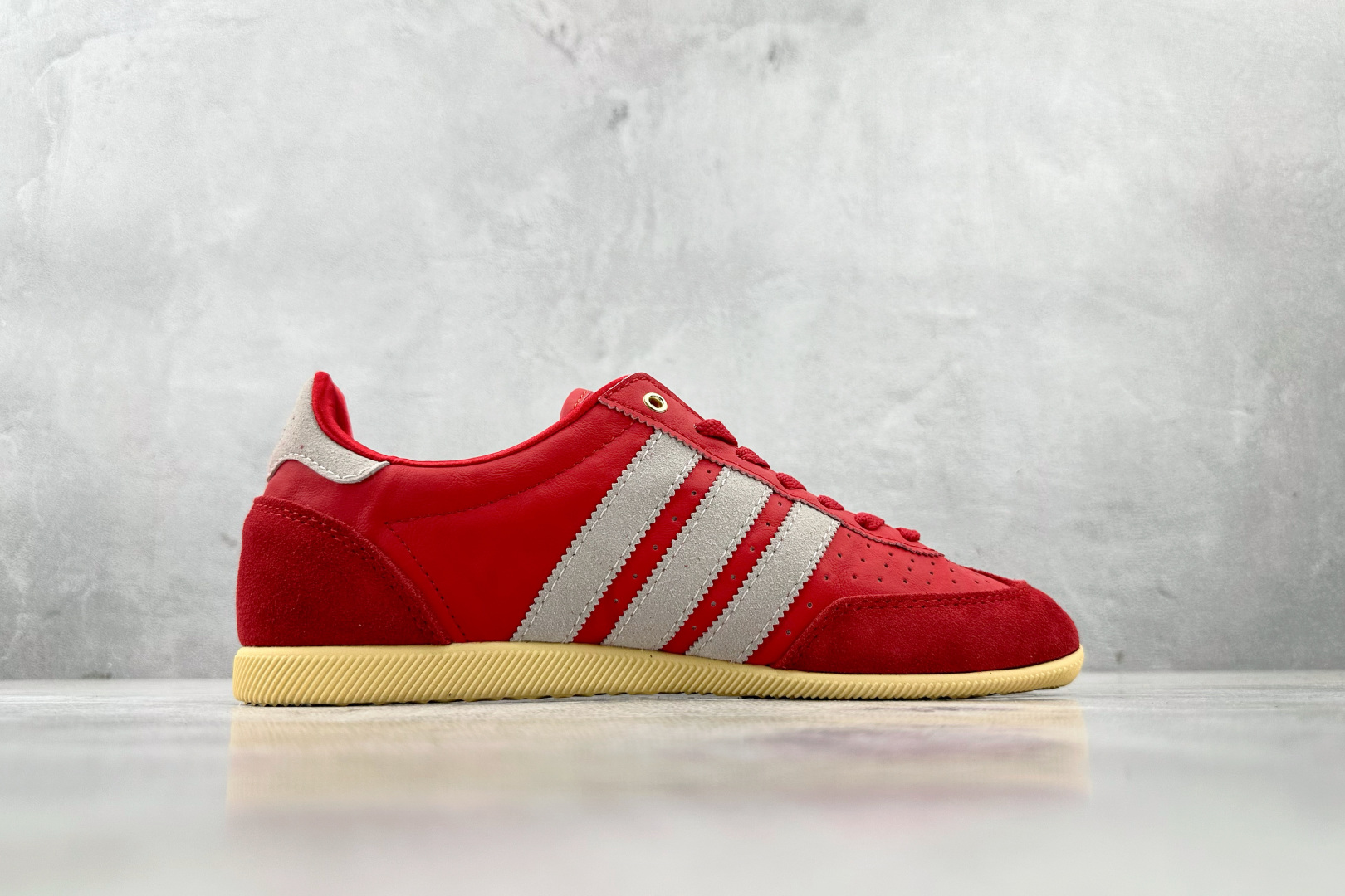 R 版 
出口订单  adidas originals JAPAN W 红白色

货号 ：IG4507
