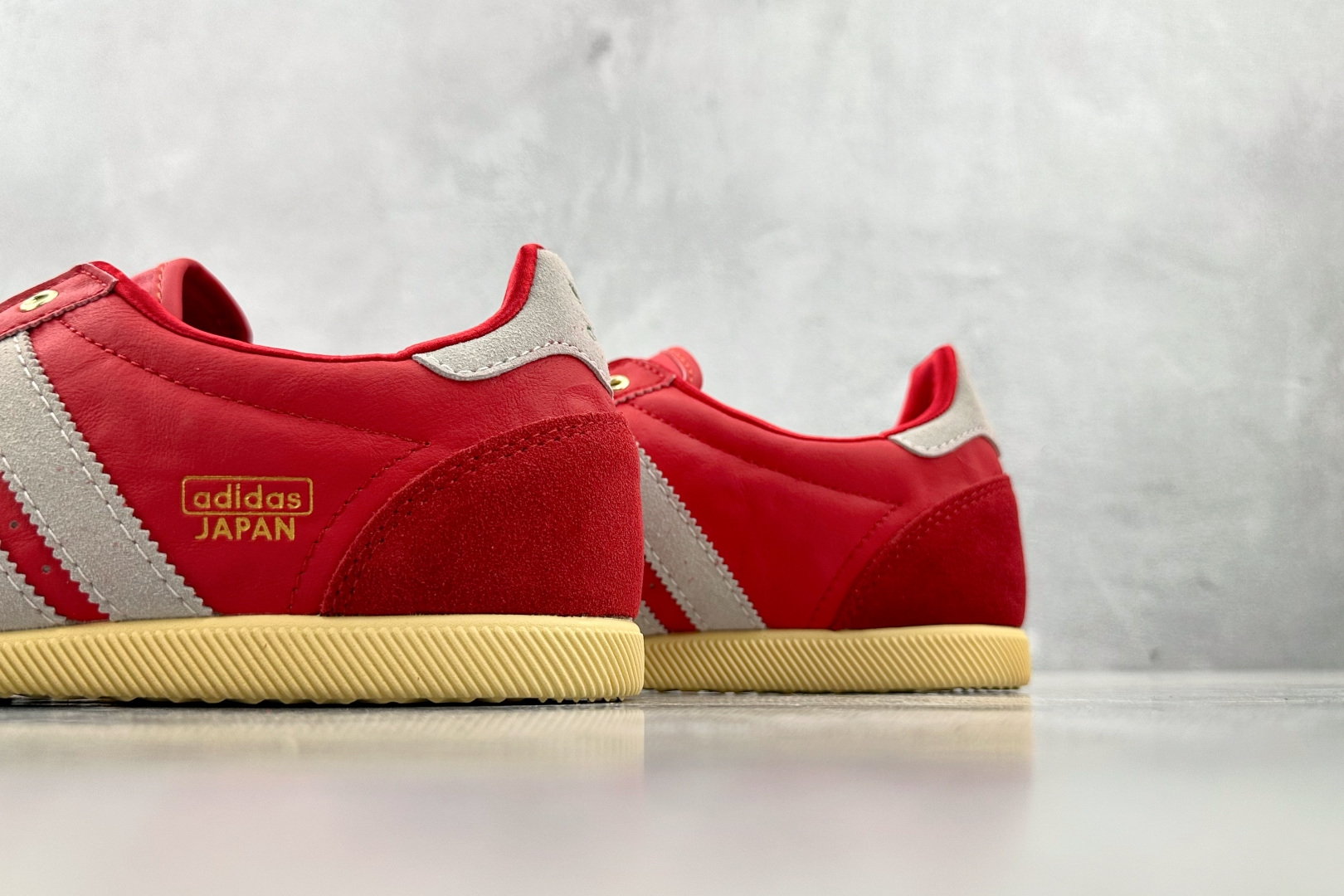 R 版 
出口订单  adidas originals JAPAN W 红白色

货号 ：IG4507
