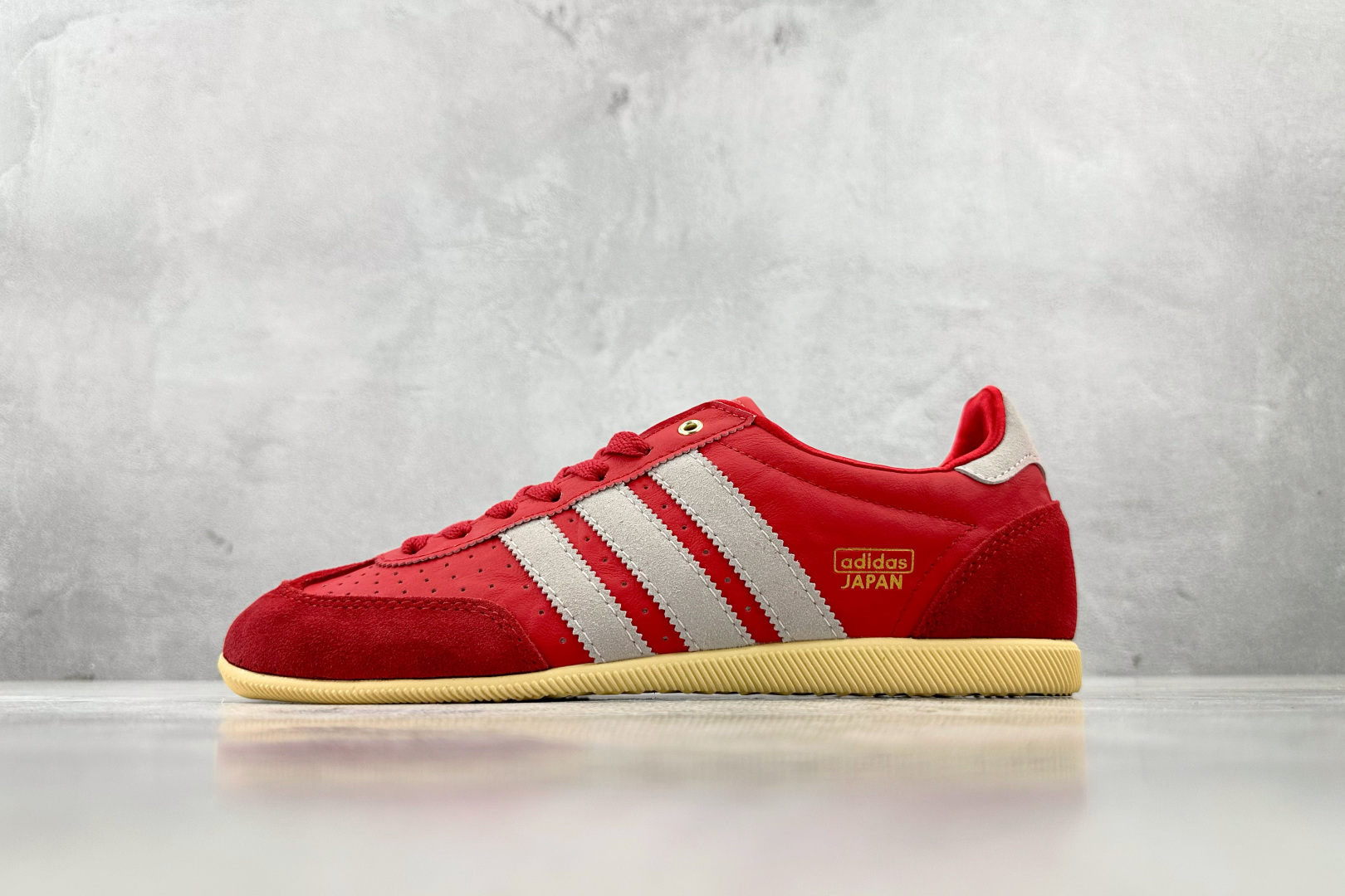 R 版 
出口订单  adidas originals JAPAN W 红白色

货号 ：IG4507
