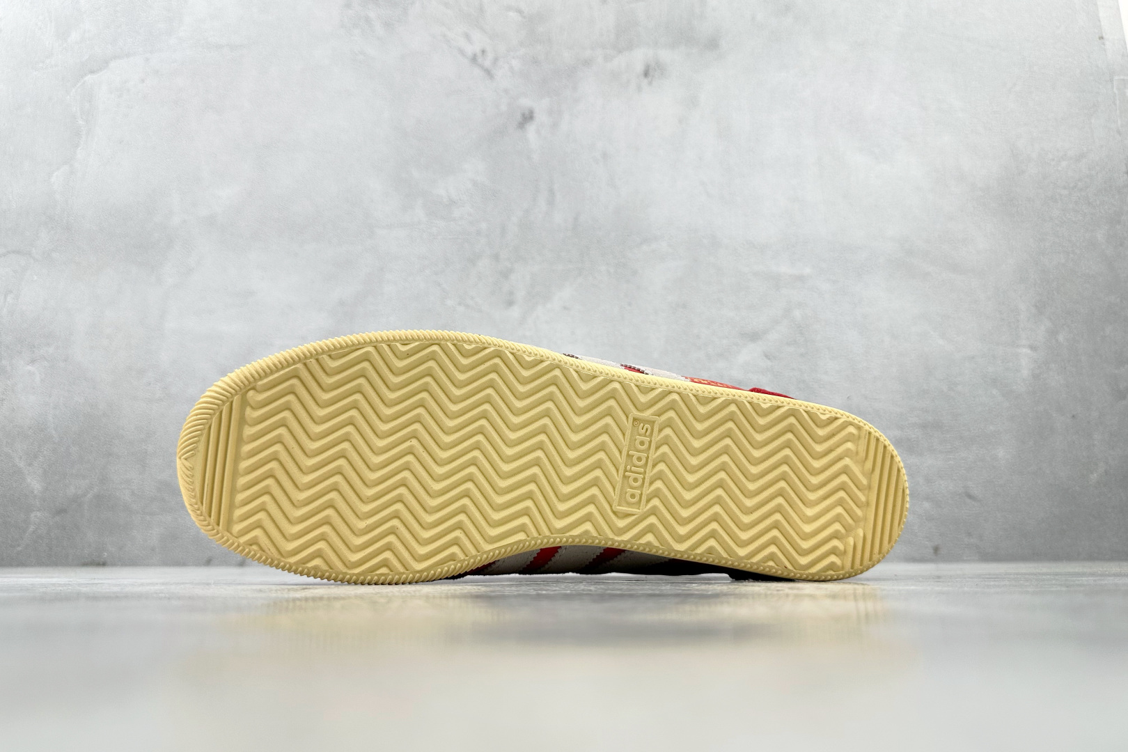 R 版 
出口订单  adidas originals JAPAN W 红白色

货号 ：IG4507
