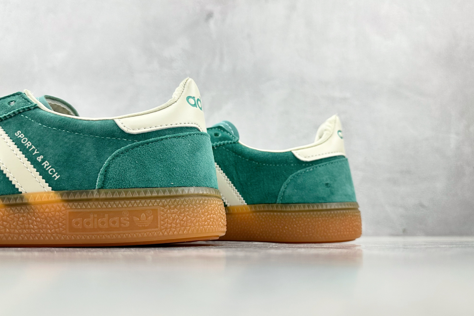 R 版 
出口订单 SPORTY & RICH x adidas originals HANDBALL 