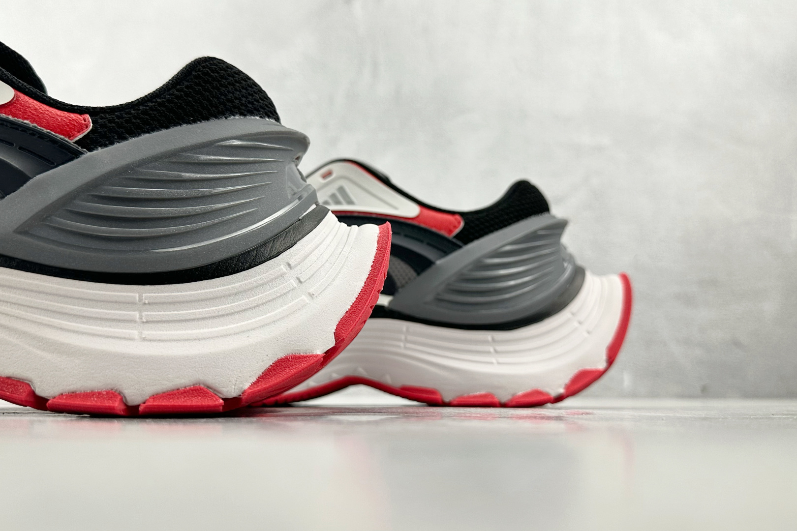 XM版 
adidas XLG MTW 黑灰红

货号：JR6392
尺码：36 36.5 37 38.
