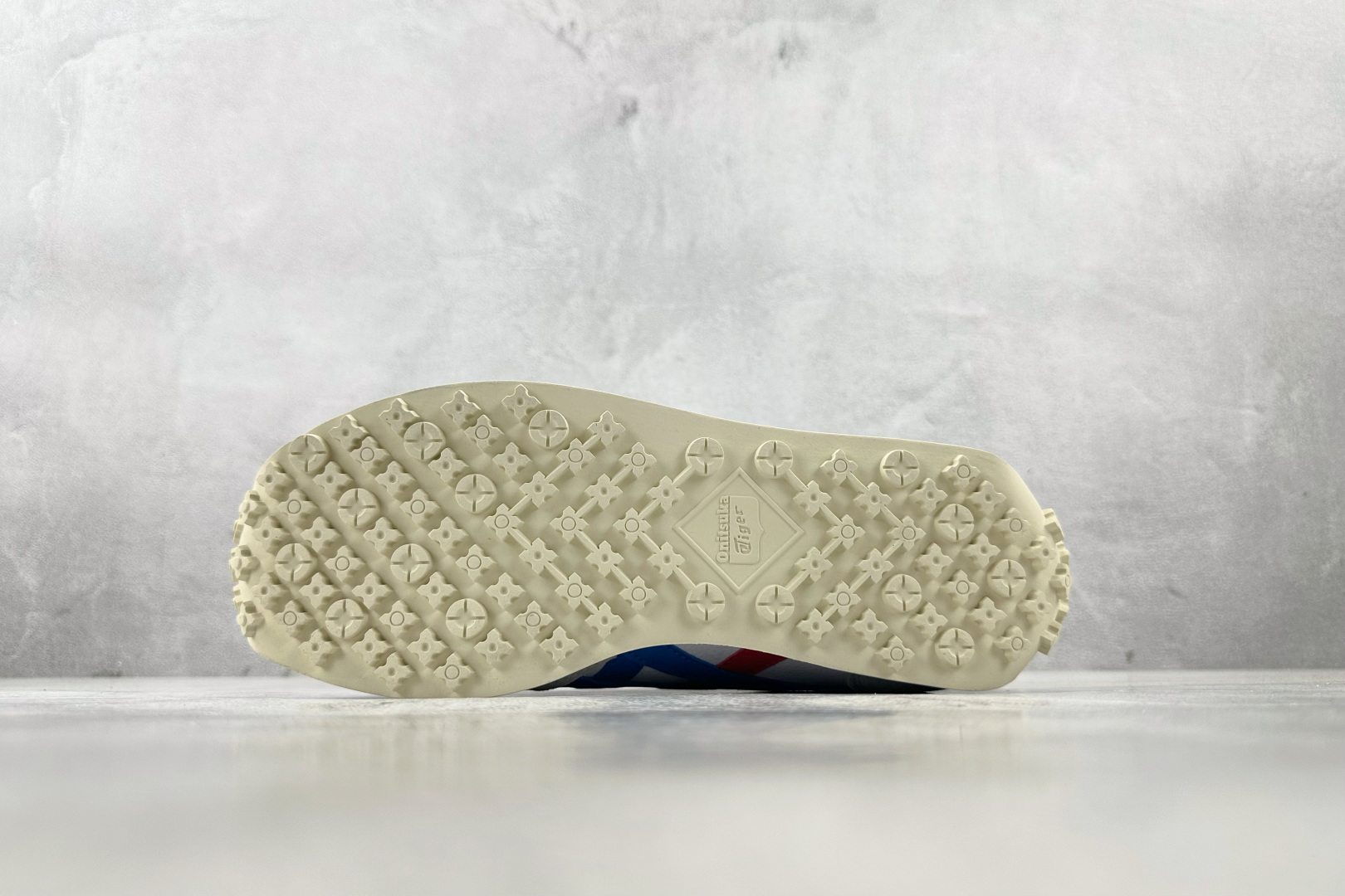 ZX 神版 
Onitsuka Tiger鬼塚虎 Edr 78 白蓝红色

货号：1183B411-10