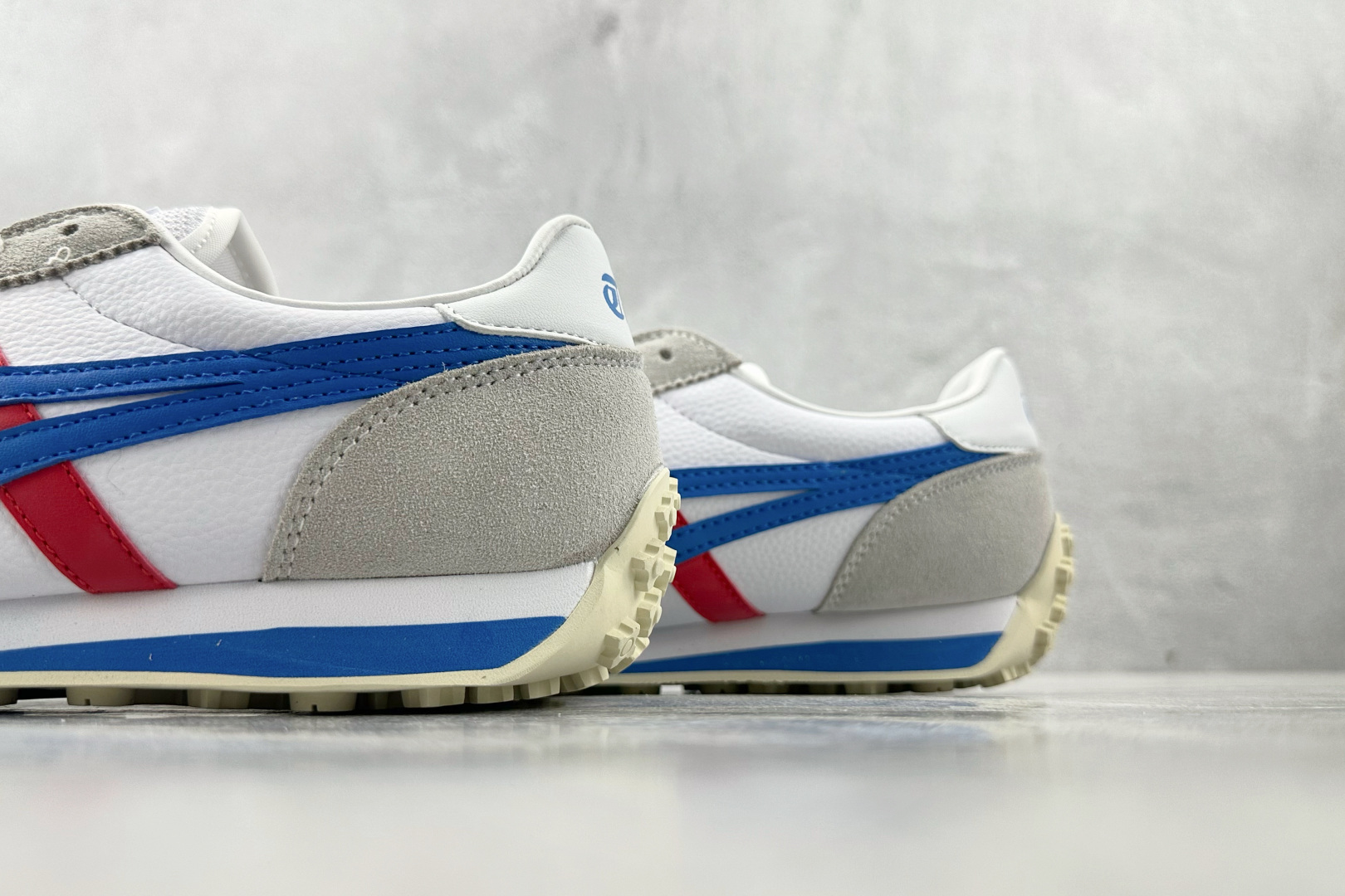 ZX 神版 
Onitsuka Tiger鬼塚虎 Edr 78 白蓝红色

货号：1183B411-10