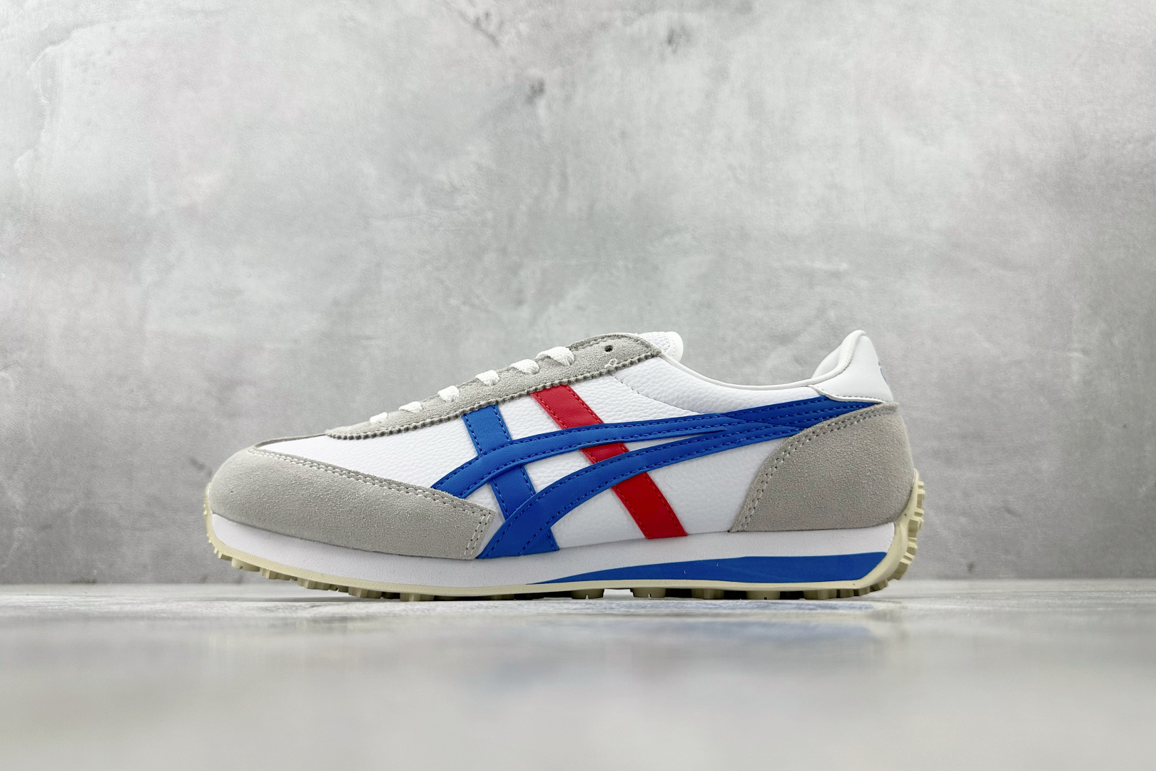 ZX 神版 
Onitsuka Tiger鬼塚虎 Edr 78 白蓝红色

货号：1183B411-10