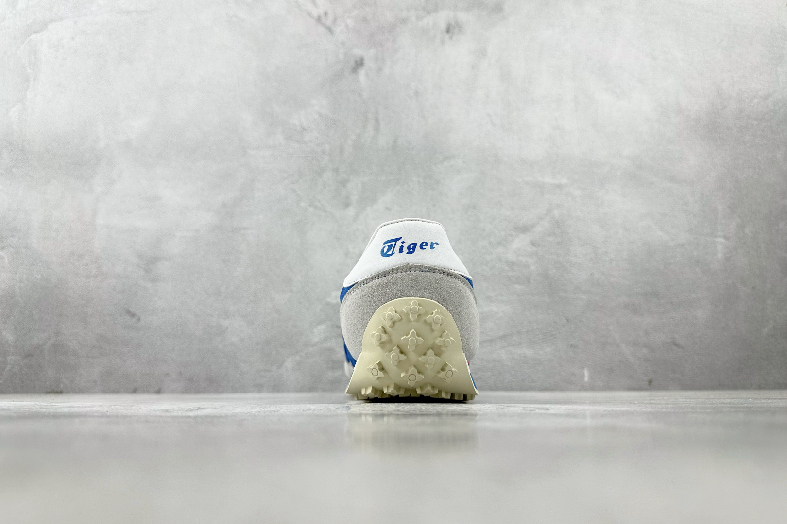 ZX 神版 
Onitsuka Tiger鬼塚虎 Edr 78 白蓝红色

货号：1183B411-10