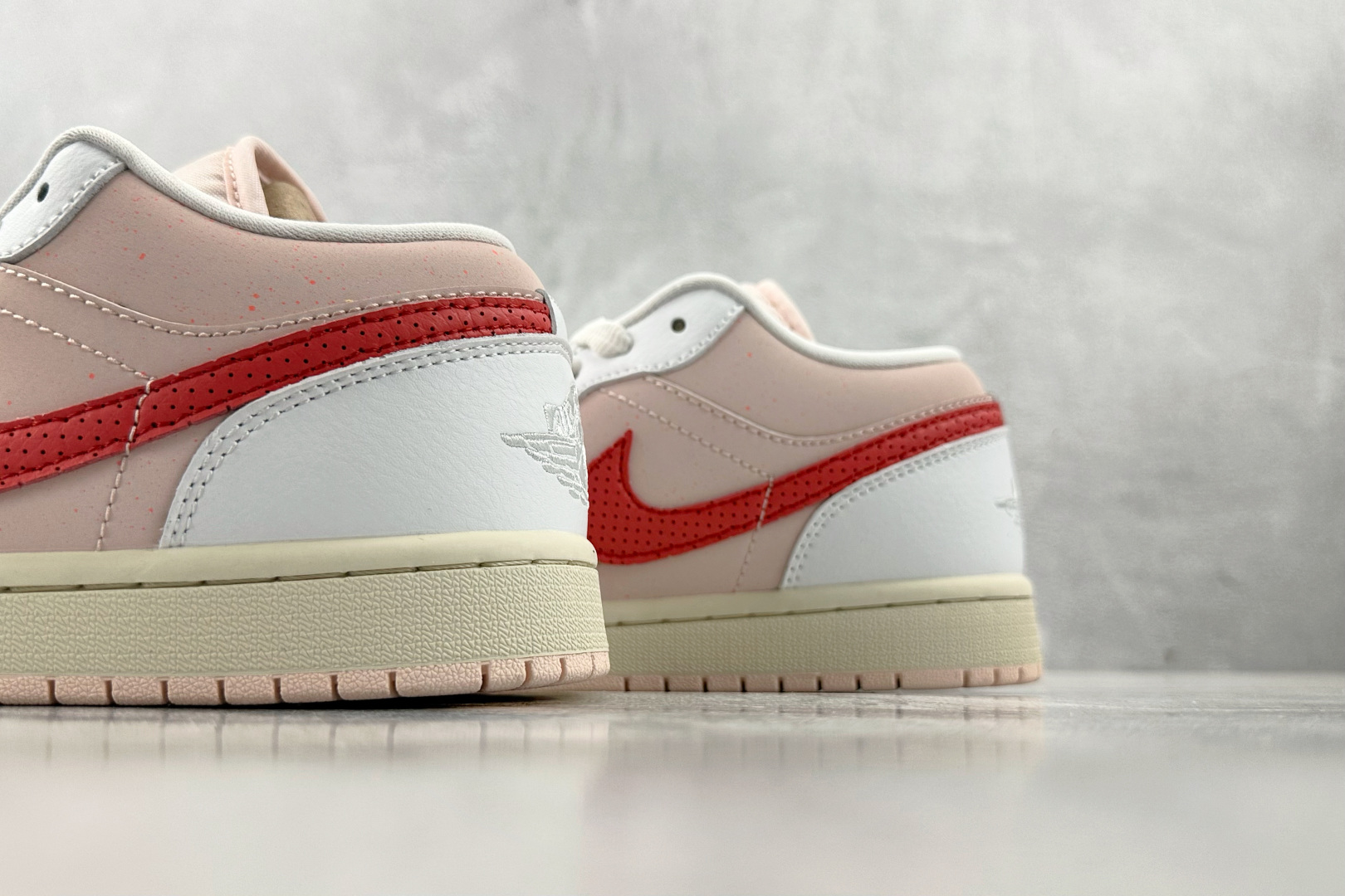 K版 
综合版 Jordan Air Jordan 1 Low Strawberry Milkshake