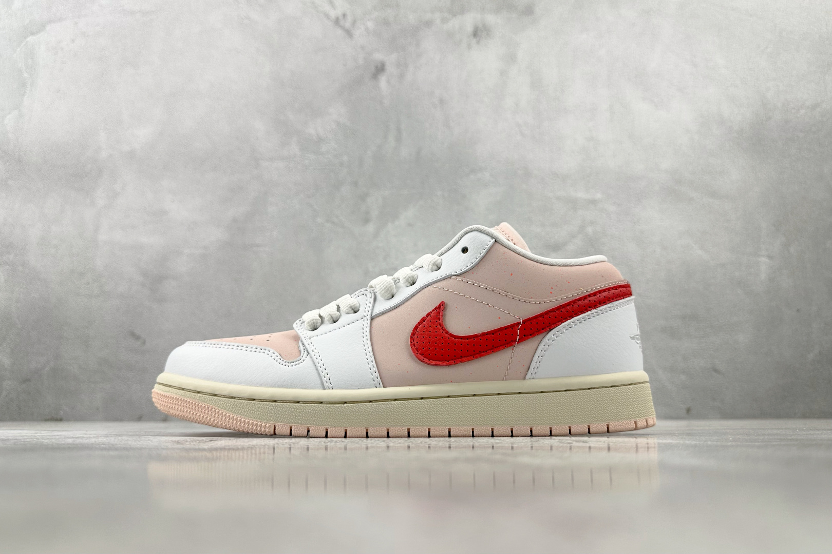 K版 
综合版 Jordan Air Jordan 1 Low Strawberry Milkshake