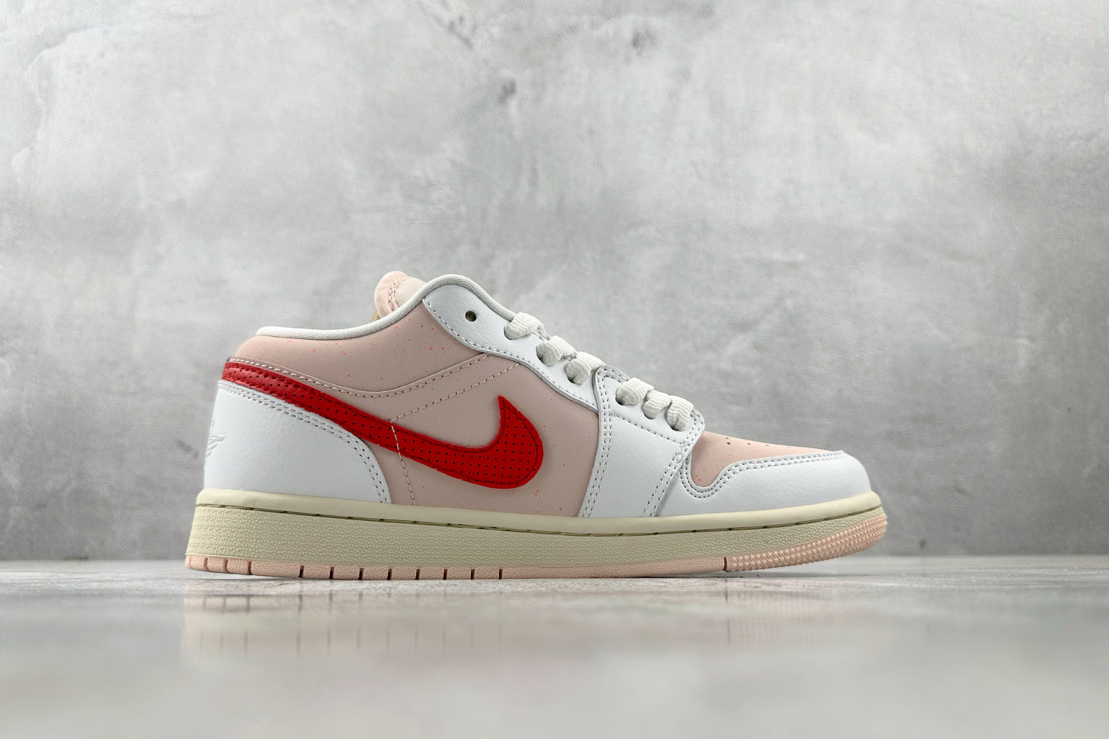 K版 
综合版 Jordan Air Jordan 1 Low Strawberry Milkshake