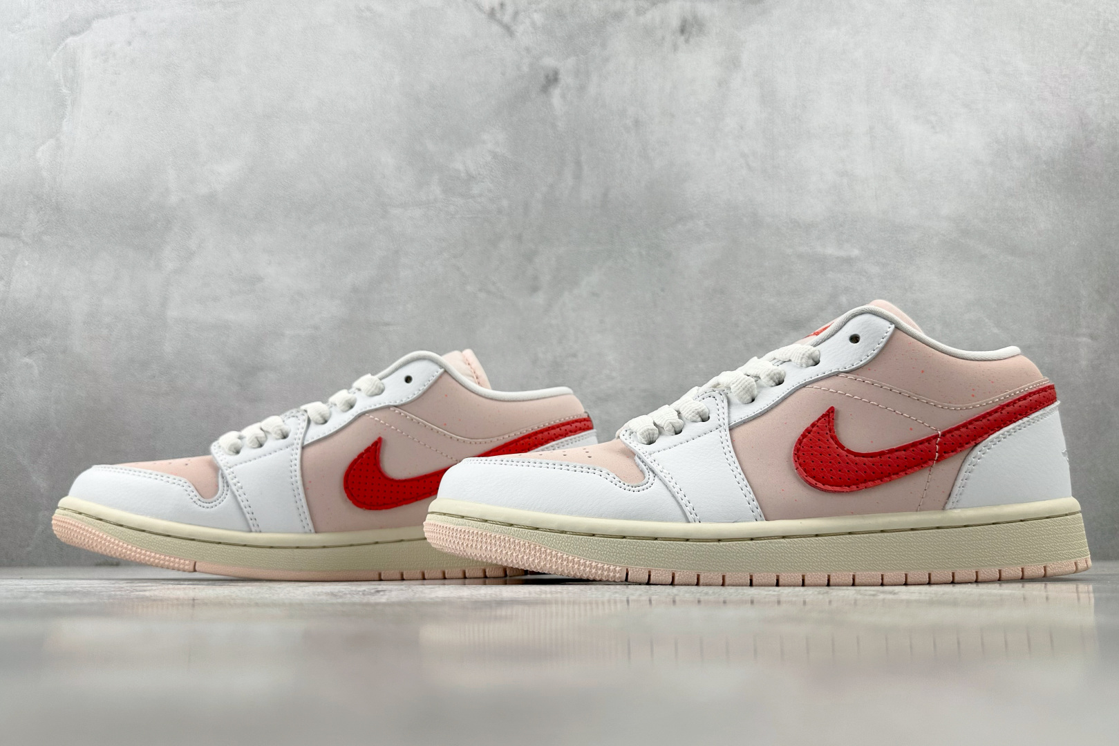 K版 
综合版 Jordan Air Jordan 1 Low Strawberry Milkshake