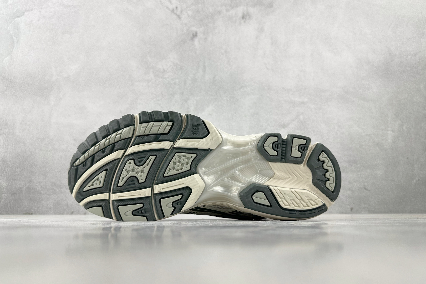 总裁 
公司级 顶级纯原 Asics Gel-Kayano 14 银白

货号：1201A019-200