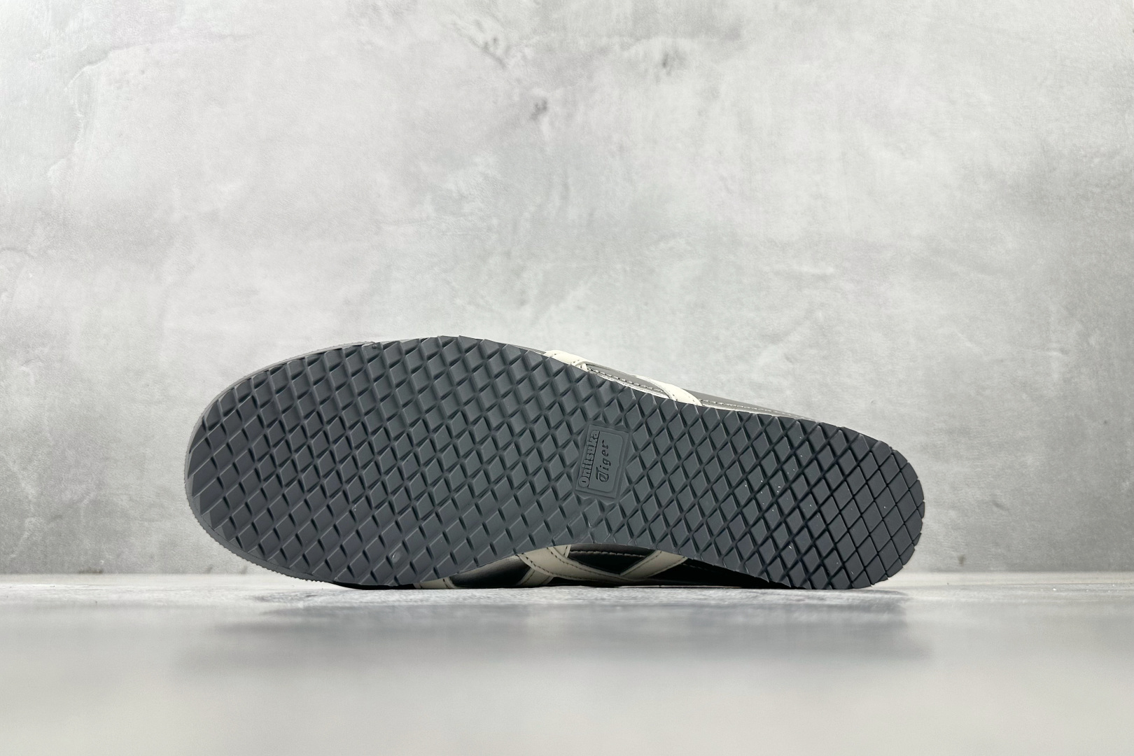 SC 
渠道特供 Onitsuka Tiger鬼塚虎 MEXICO 66 SD 黑色

货号：1183C