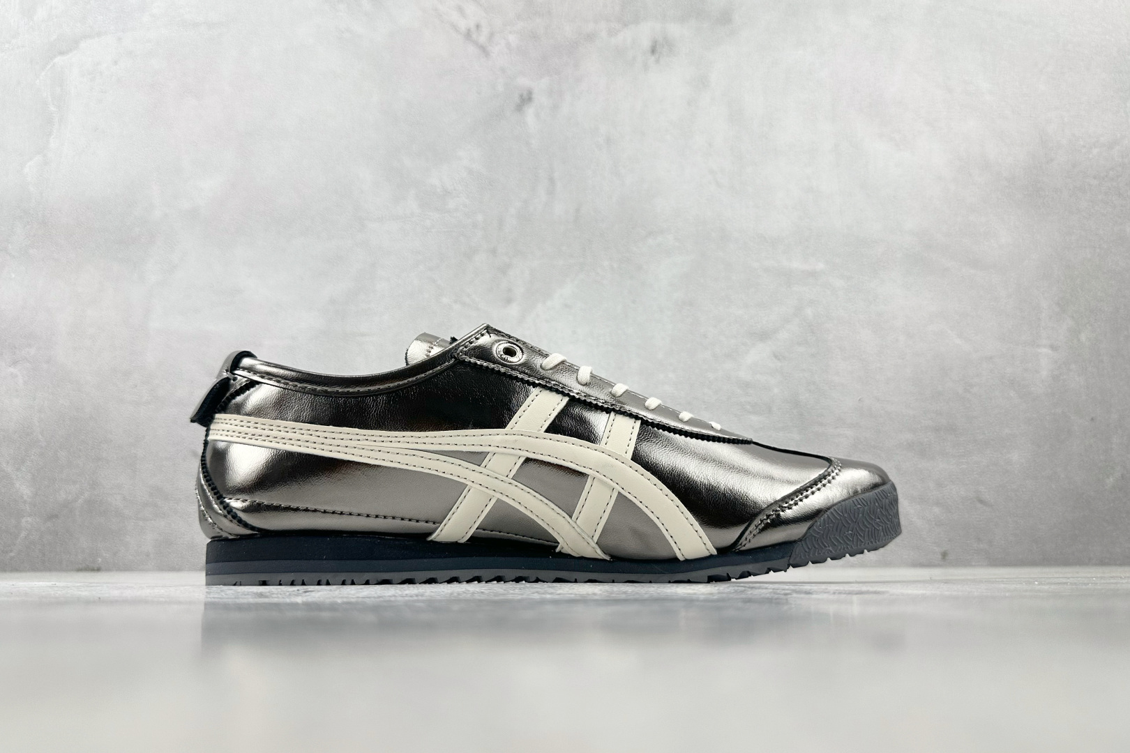 SC 
渠道特供 Onitsuka Tiger鬼塚虎 MEXICO 66 SD 黑色

货号：1183C