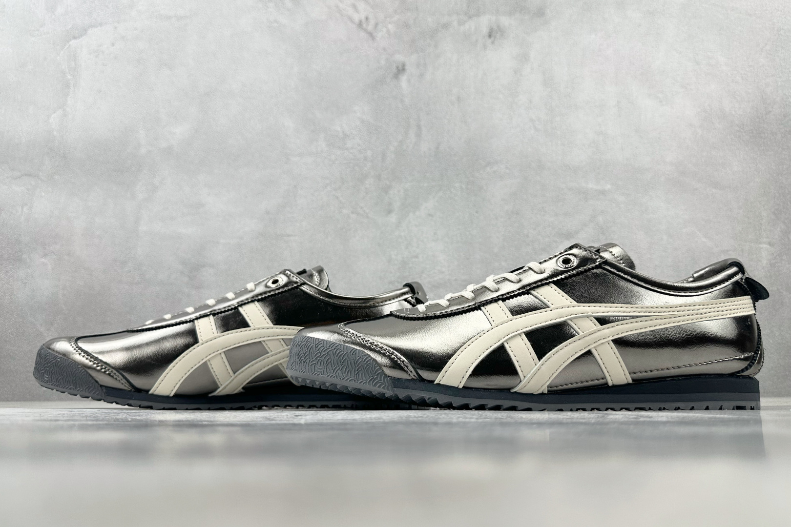 SC 
渠道特供 Onitsuka Tiger鬼塚虎 MEXICO 66 SD 黑色

货号：1183C