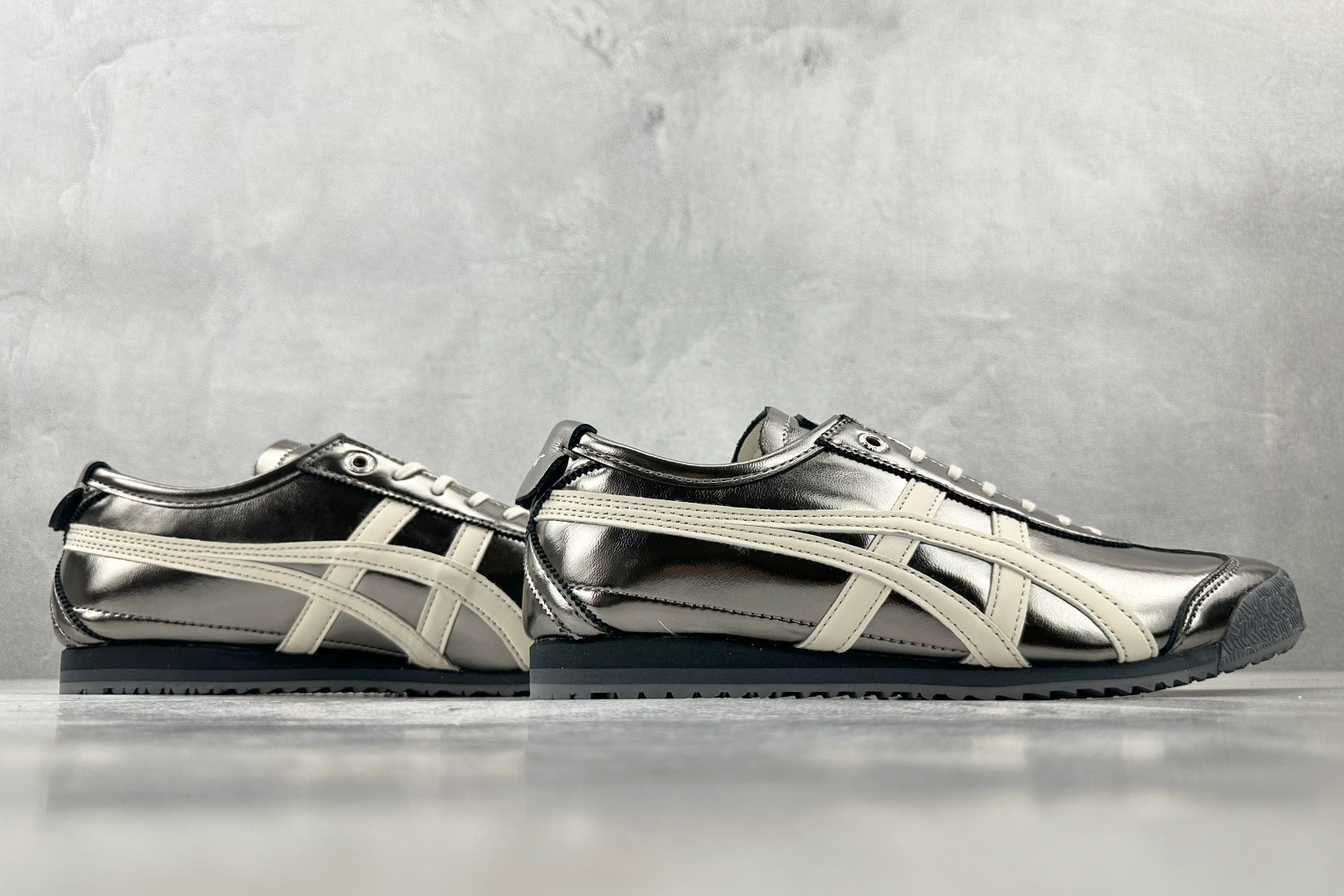 SC 
渠道特供 Onitsuka Tiger鬼塚虎 MEXICO 66 SD 黑色

货号：1183C
