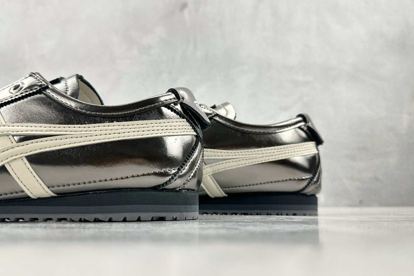 SC 
渠道特供 Onitsuka Tiger鬼塚虎 MEXICO 66 SD 黑色

货号：1183C