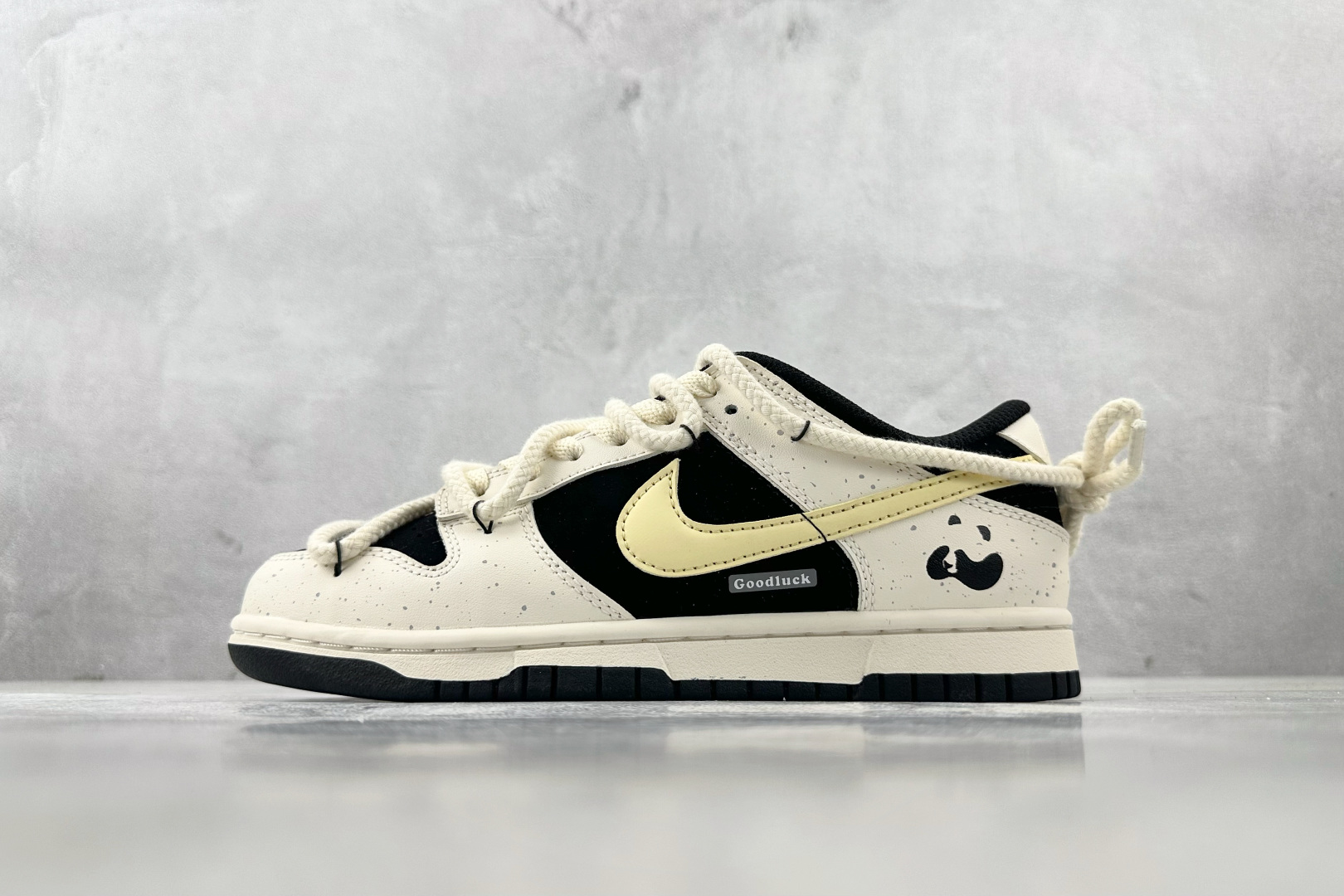YC 
【定制球鞋】Nike Dunk 小熊猫奶酪 米黑

货号：DD1391-100
尺码：35.5 