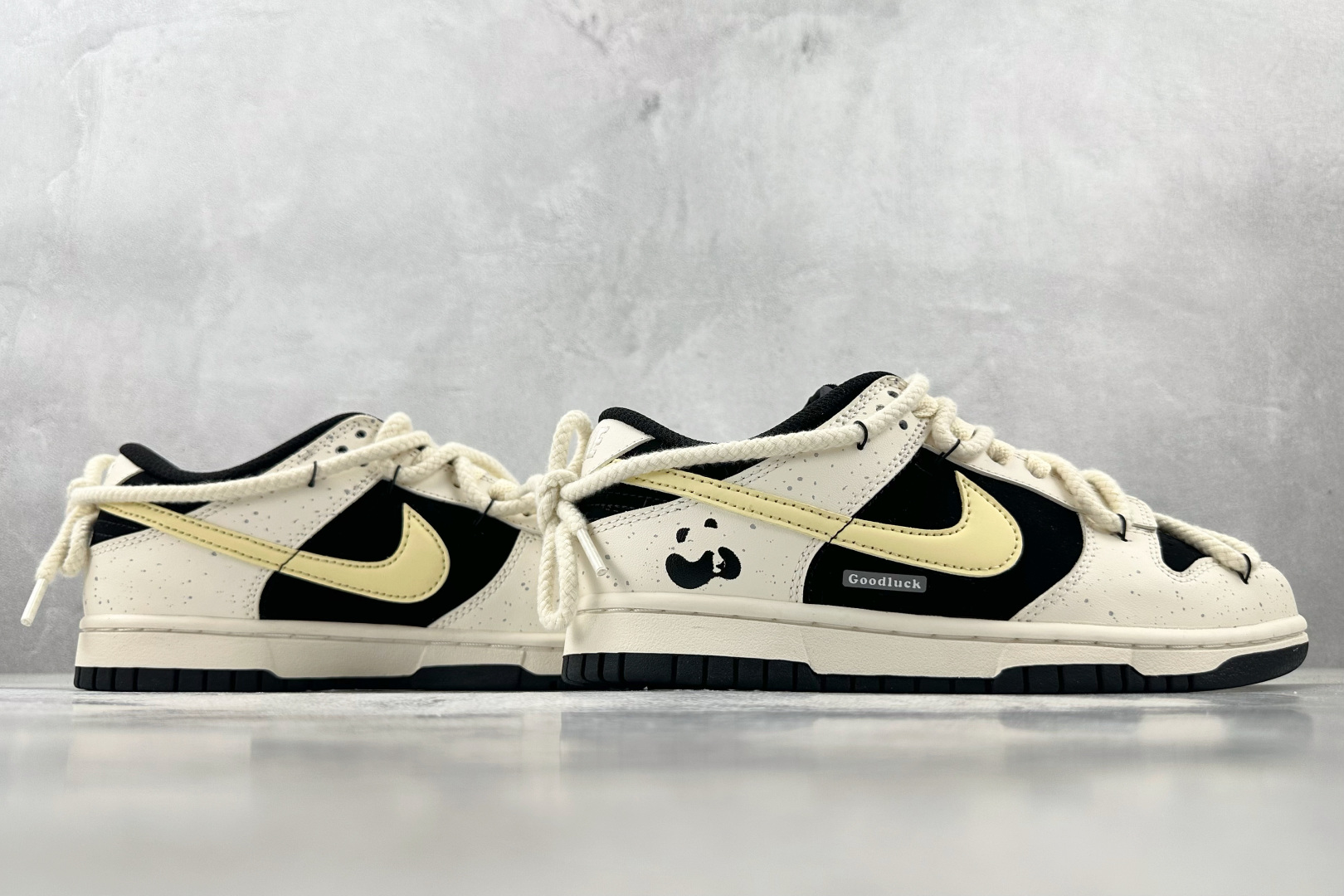 YC 
【定制球鞋】Nike Dunk 小熊猫奶酪 米黑

货号：DD1391-100
尺码：35.5 