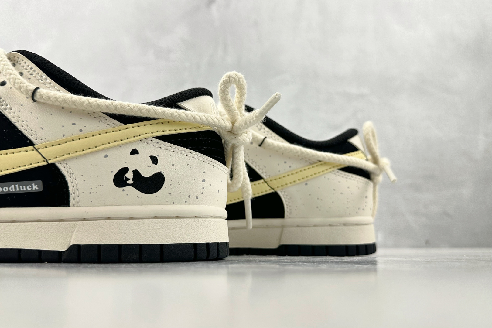 YC 
【定制球鞋】Nike Dunk 小熊猫奶酪 米黑

货号：DD1391-100
尺码：35.5 