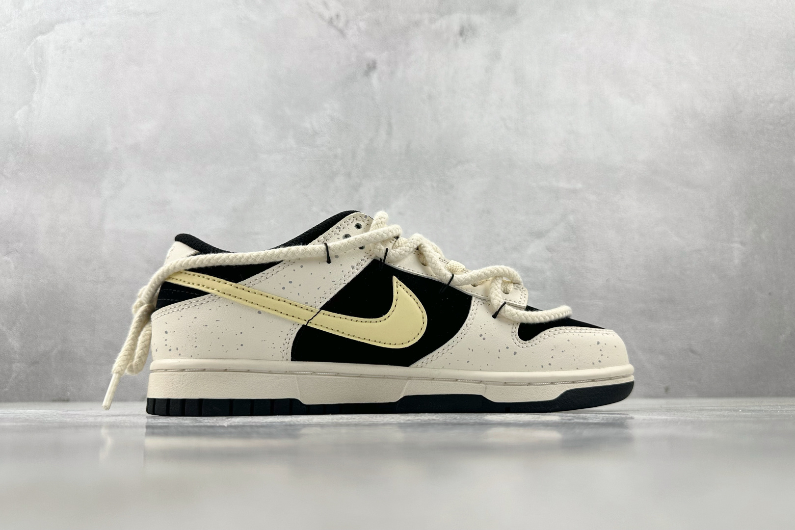 YC 
【定制球鞋】Nike Dunk 小熊猫奶酪 米黑

货号：DD1391-100
尺码：35.5 