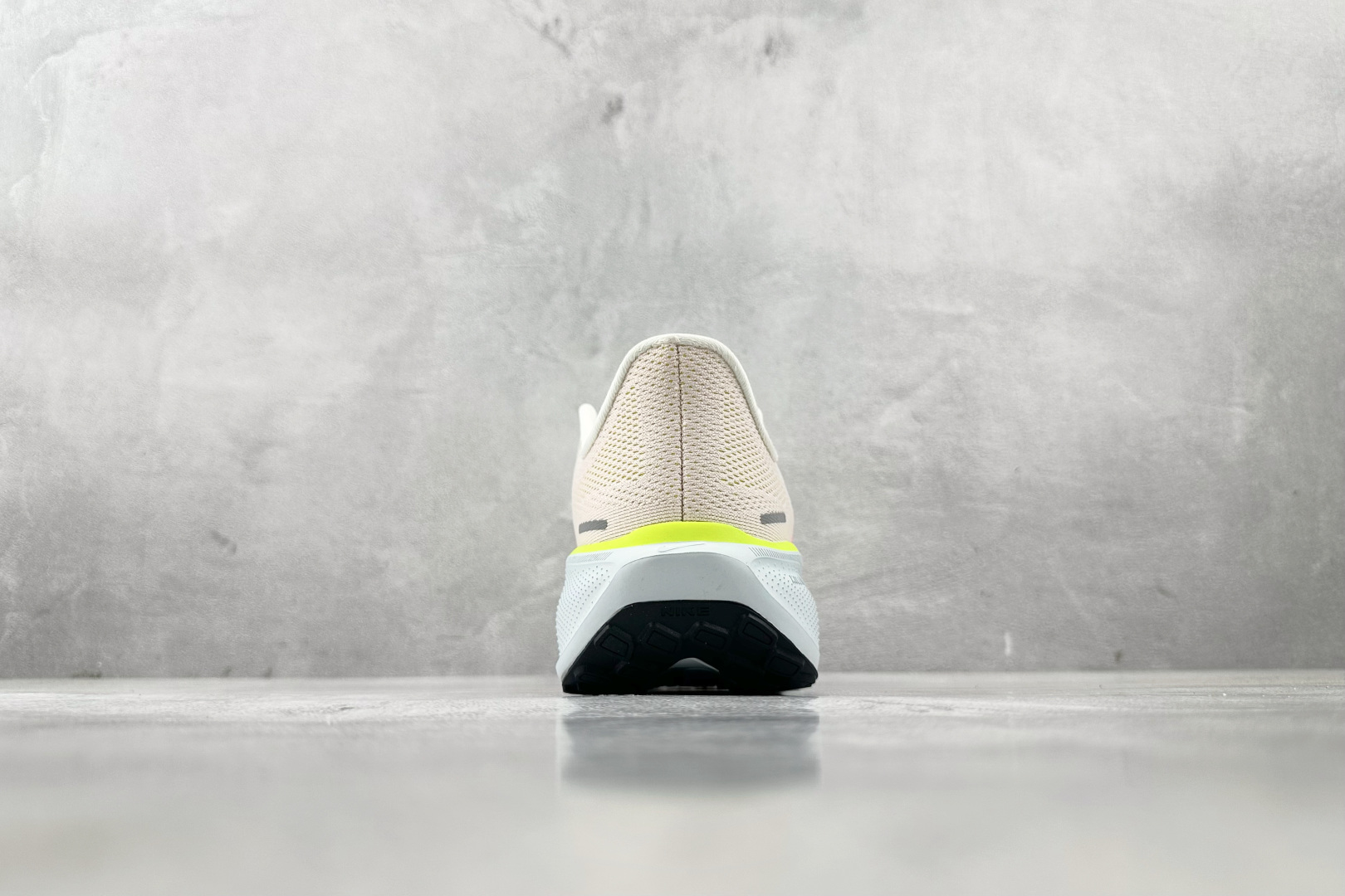 N版 
东南亚订单  Nike Pegasus 41 米粉色

货号：FD2722-100
尺码：40 