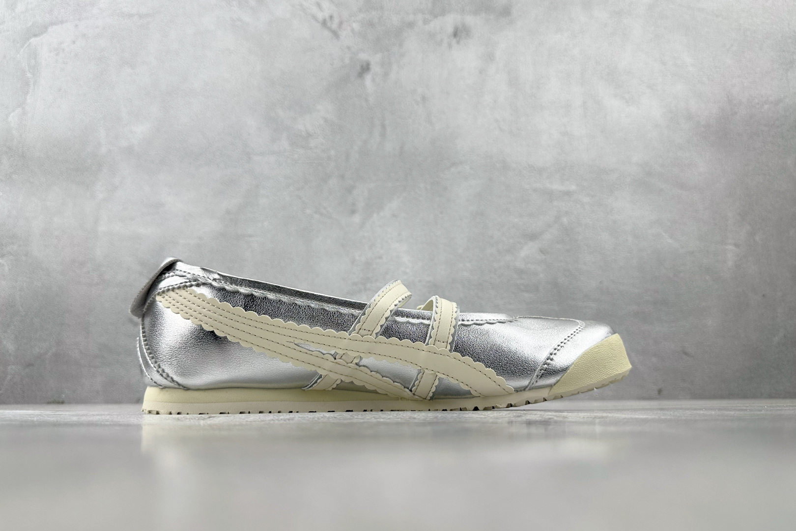 ZX 神版 
Onitsuka Tiger鬼塚虎 MEXICO 66 TGRS 银色

货号：1182A
