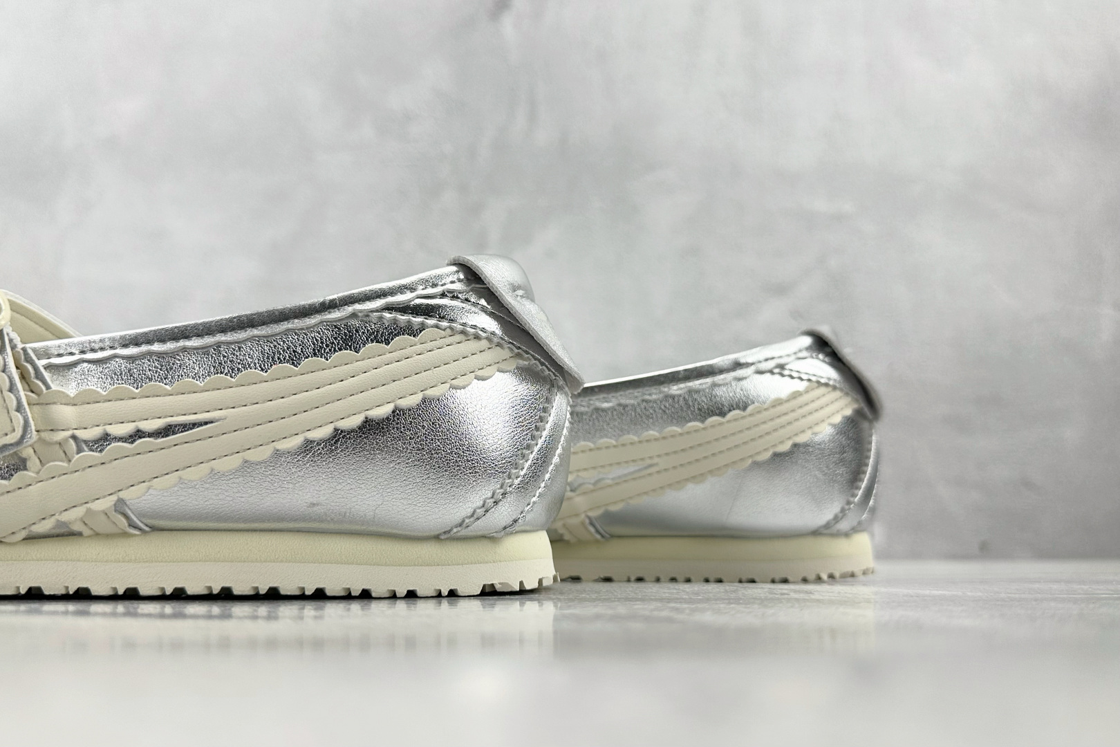 ZX 神版 
Onitsuka Tiger鬼塚虎 MEXICO 66 TGRS 银色

货号：1182A