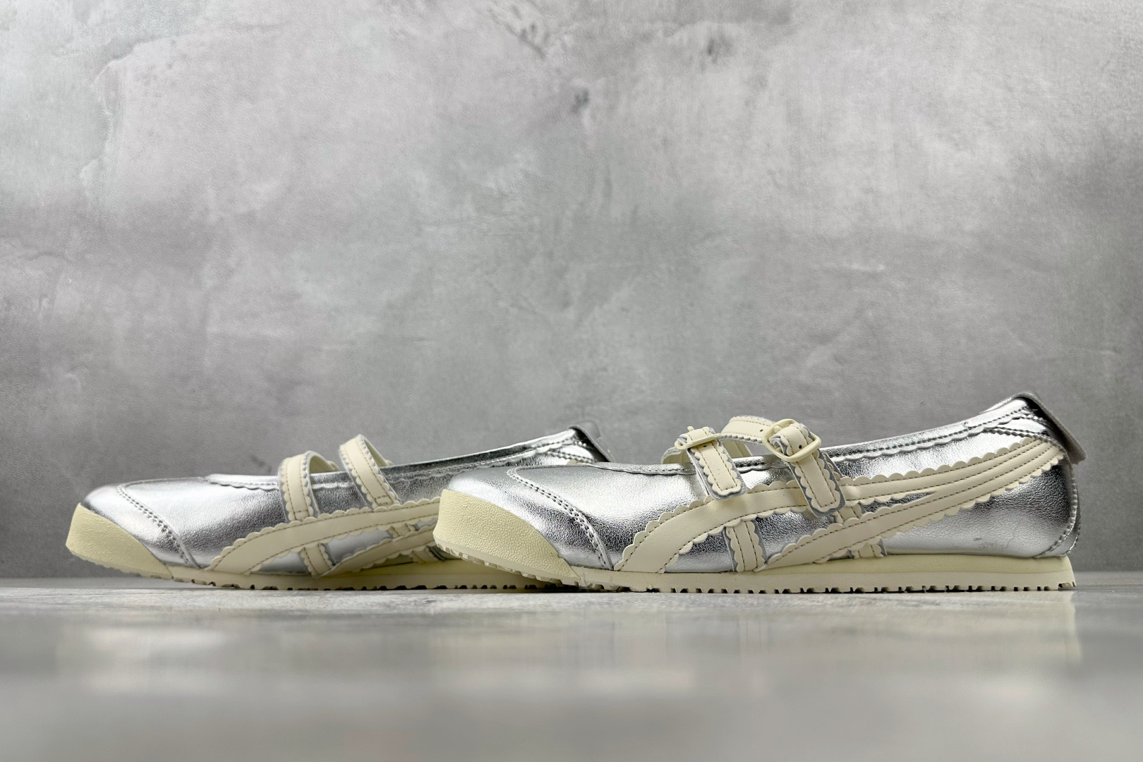 ZX 神版 
Onitsuka Tiger鬼塚虎 MEXICO 66 TGRS 银色

货号：1182A