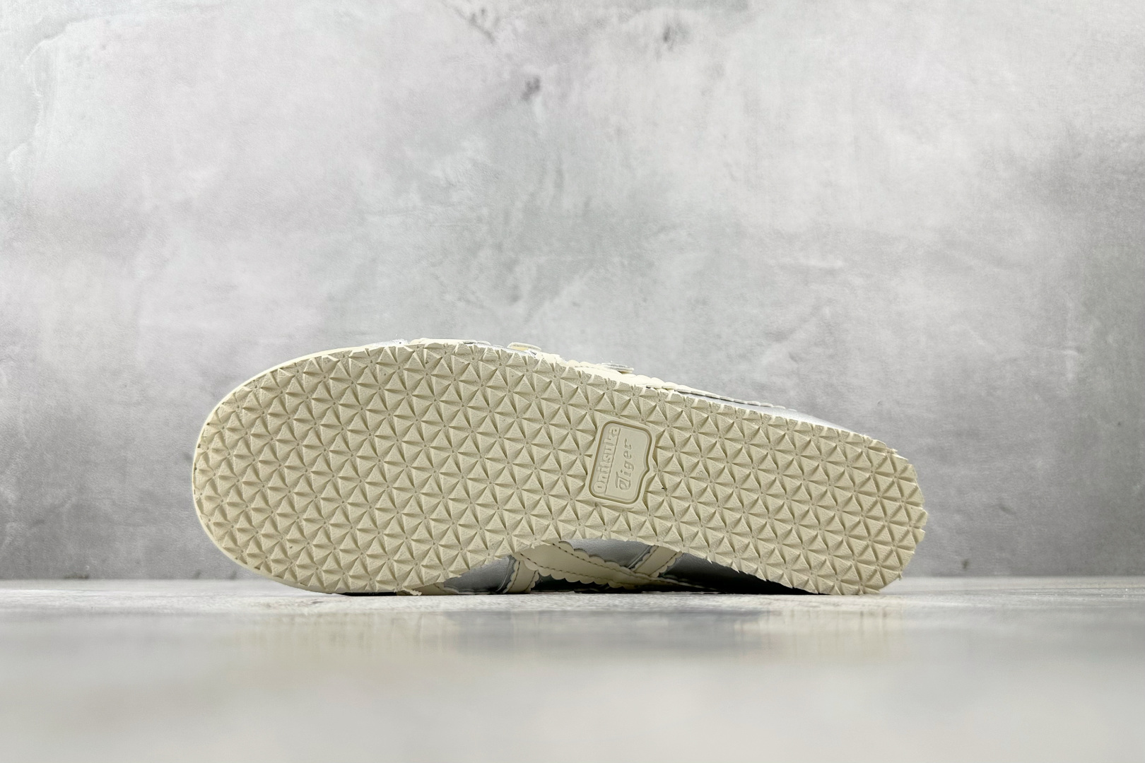 ZX 神版 
Onitsuka Tiger鬼塚虎 MEXICO 66 TGRS 银色

货号：1182A