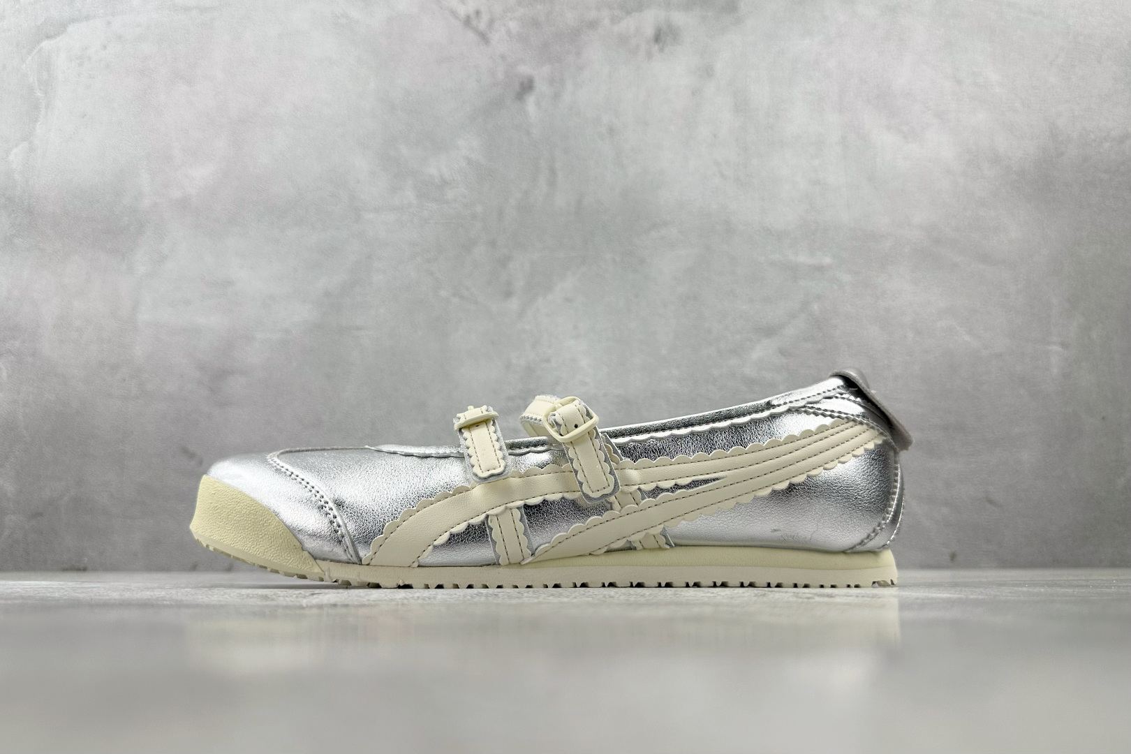 ZX 神版 
Onitsuka Tiger鬼塚虎 MEXICO 66 TGRS 银色

货号：1182A