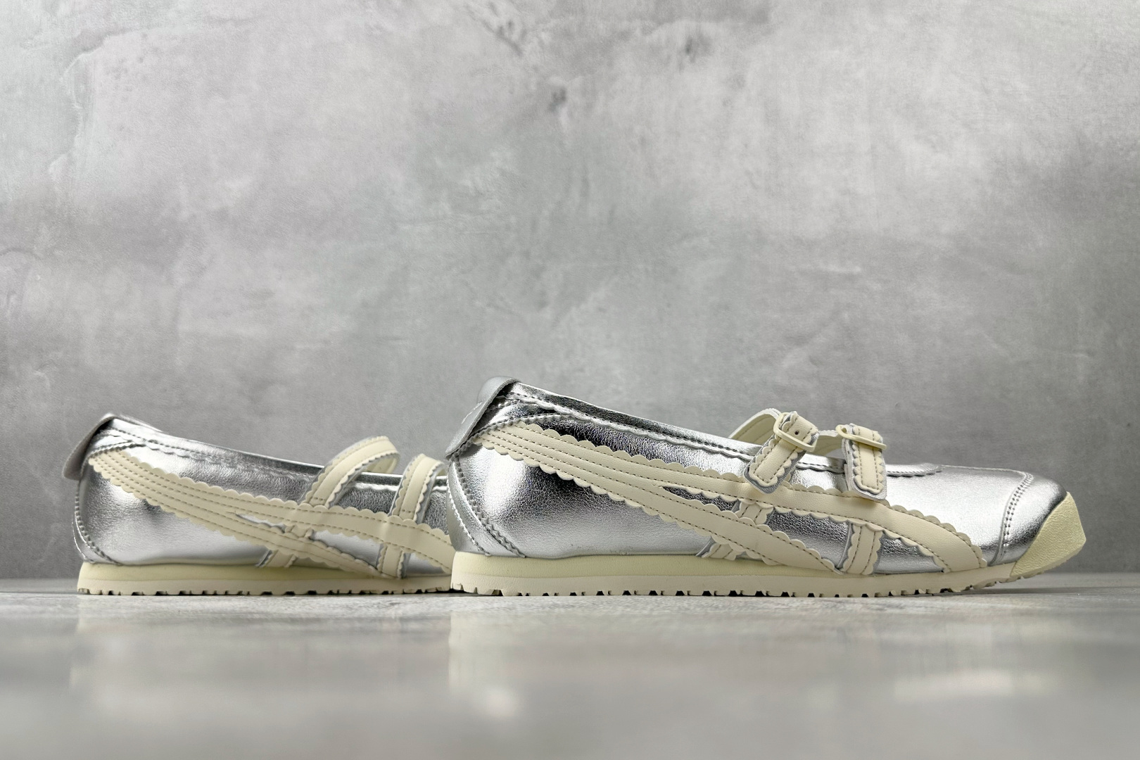 ZX 神版 
Onitsuka Tiger鬼塚虎 MEXICO 66 TGRS 银色

货号：1182A