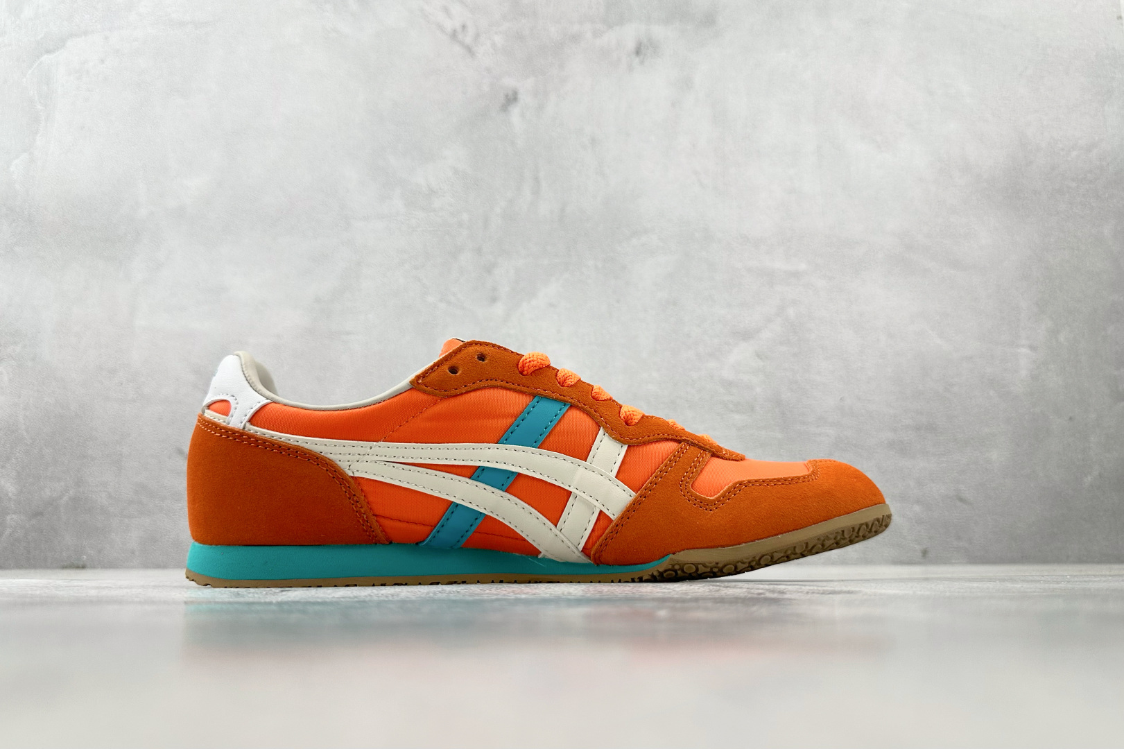 SC 
渠道特供 Onitsuka Tiger鬼塚虎 SERRANO 橙色

货号：1183B400-6