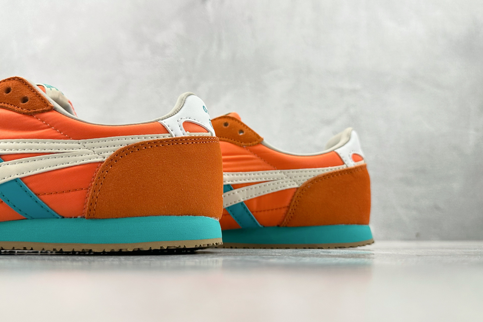 SC 
渠道特供 Onitsuka Tiger鬼塚虎 SERRANO 橙色

货号：1183B400-6