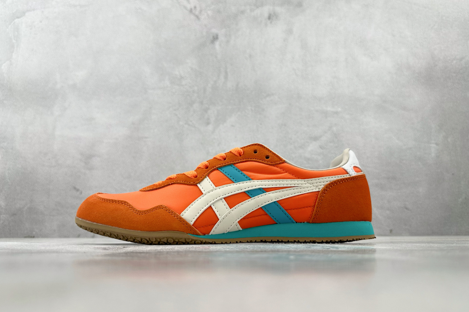 SC 
渠道特供 Onitsuka Tiger鬼塚虎 SERRANO 橙色

货号：1183B400-6