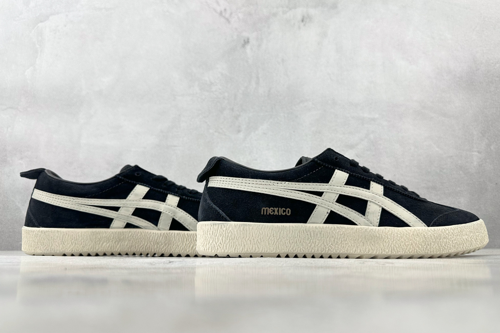SC 
渠道特供 Onitsuka Tiger鬼塚虎 MEXICO 66 黑色

货号：1183C344