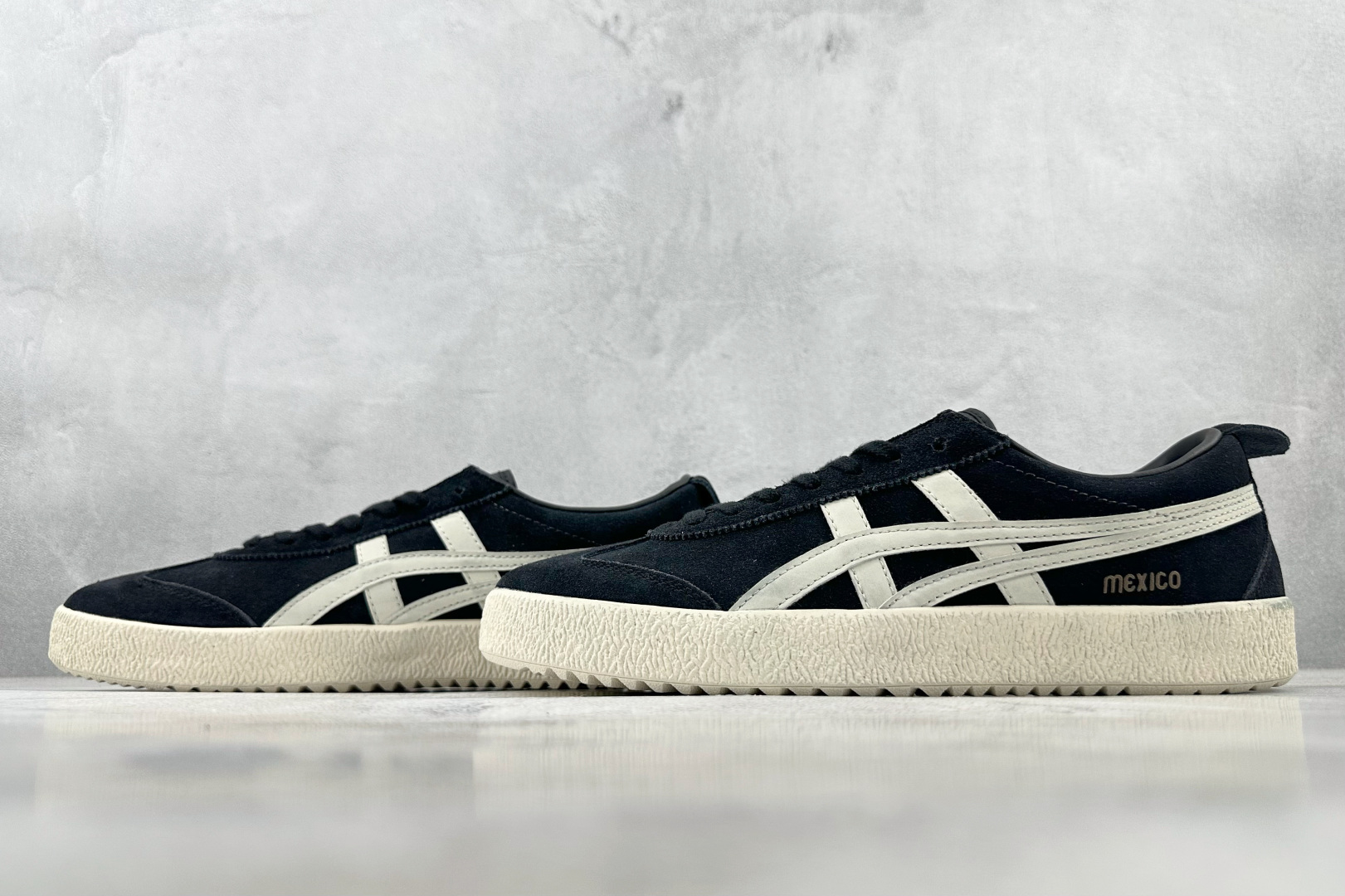 SC 
渠道特供 Onitsuka Tiger鬼塚虎 MEXICO 66 黑色

货号：1183C344