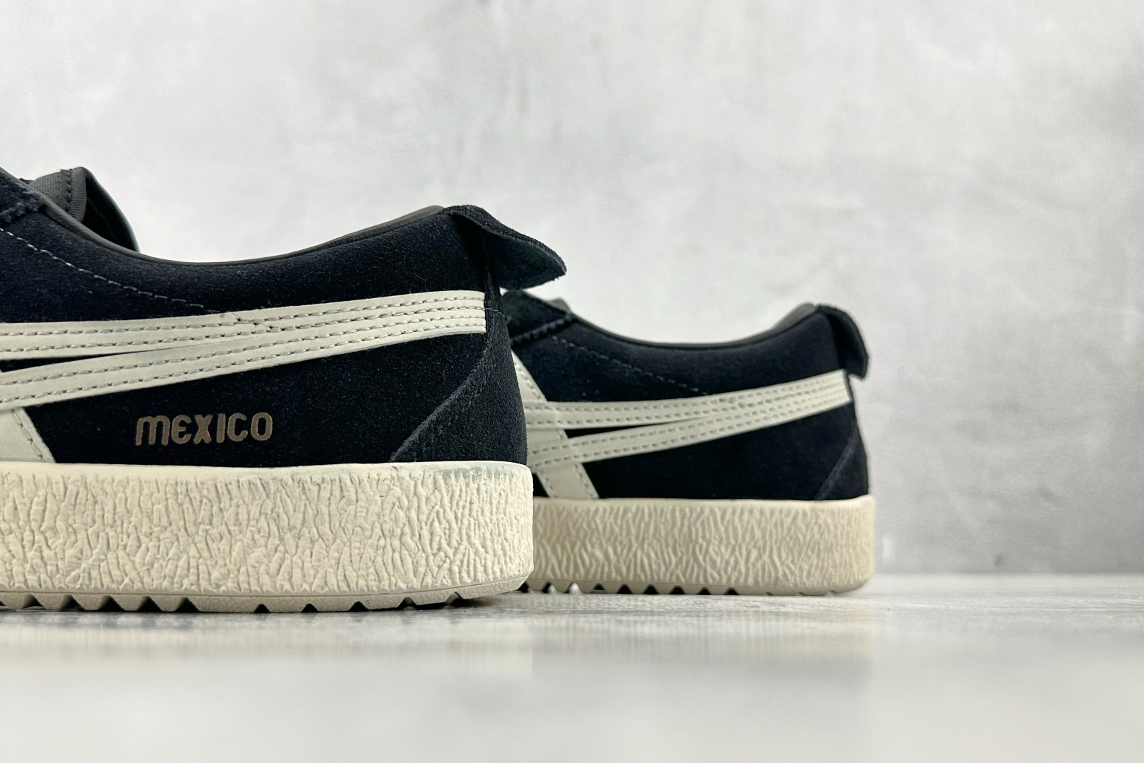 SC 
渠道特供 Onitsuka Tiger鬼塚虎 MEXICO 66 黑色

货号：1183C344