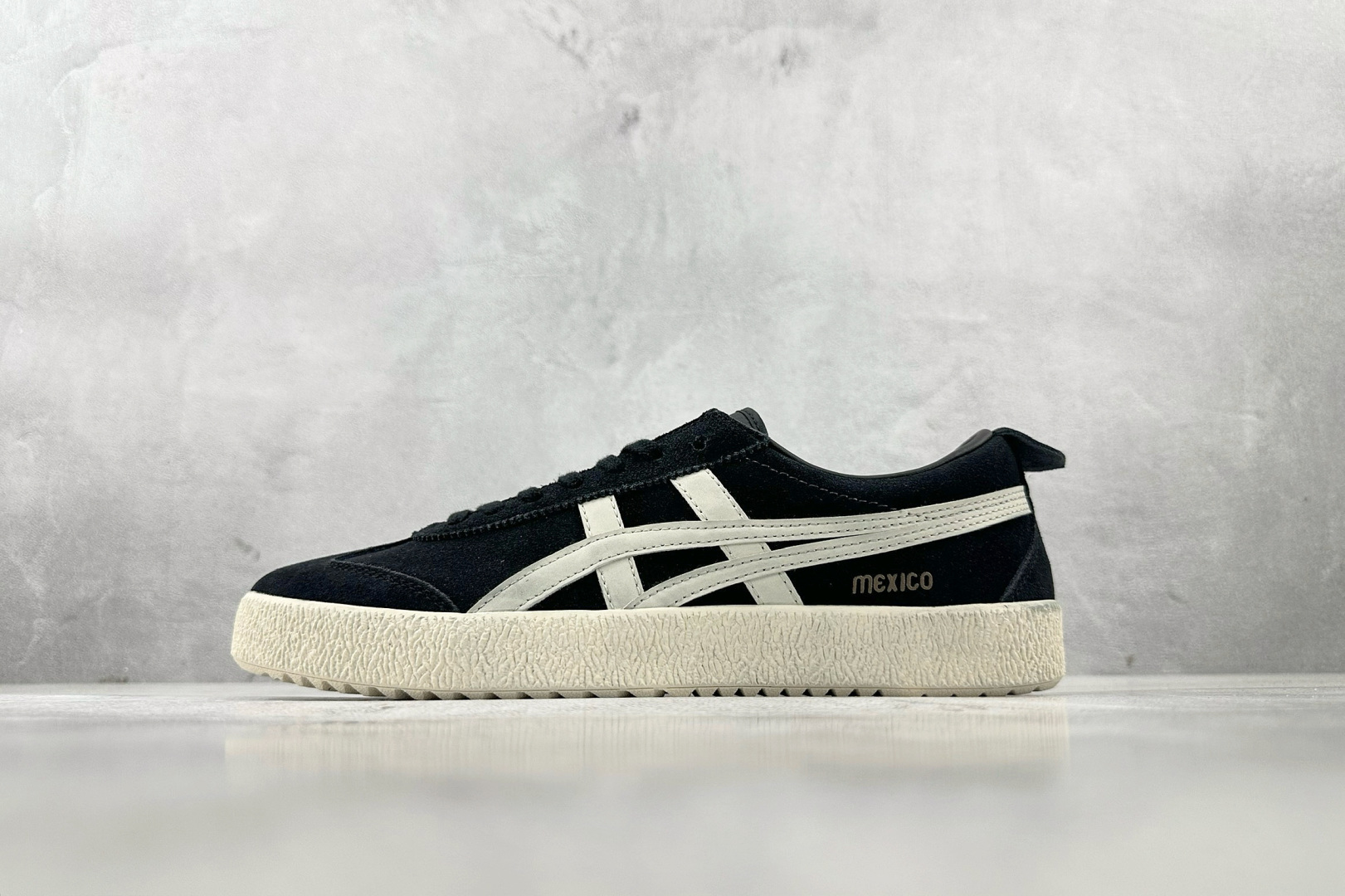 SC 
渠道特供 Onitsuka Tiger鬼塚虎 MEXICO 66 黑色

货号：1183C344