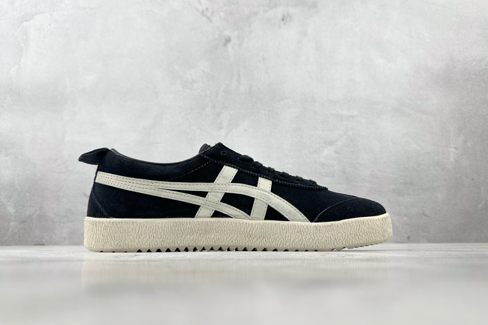 SC 
渠道特供 Onitsuka Tiger鬼塚虎 MEXICO 66 黑色

货号：1183C344