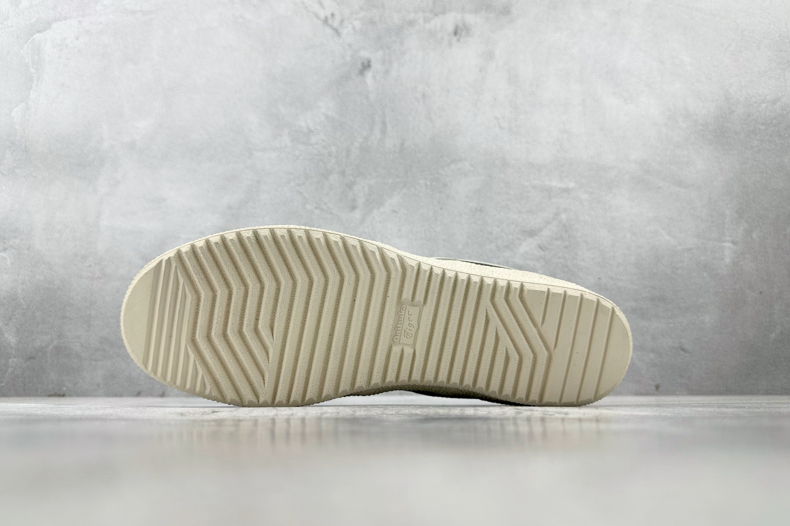 SC 
渠道特供 Onitsuka Tiger鬼塚虎 MEXICO 66 黑色

货号：1183C344