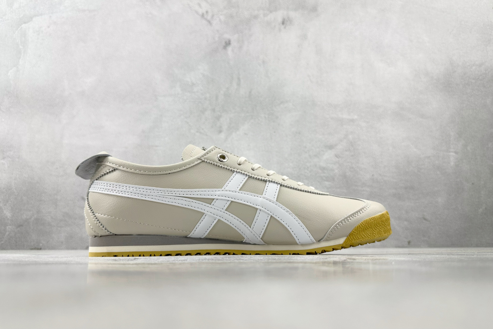 SC 
渠道特供 Onitsuka Tiger鬼塚虎 MEXICO 66 SD 米白色

货号：1183