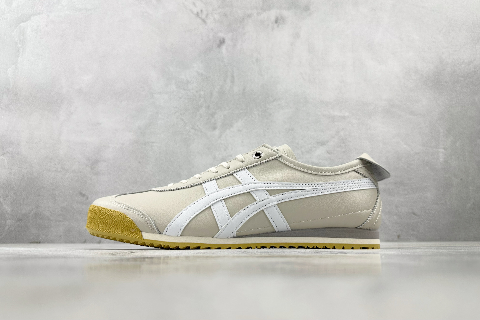 SC 
渠道特供 Onitsuka Tiger鬼塚虎 MEXICO 66 SD 米白色

货号：1183
