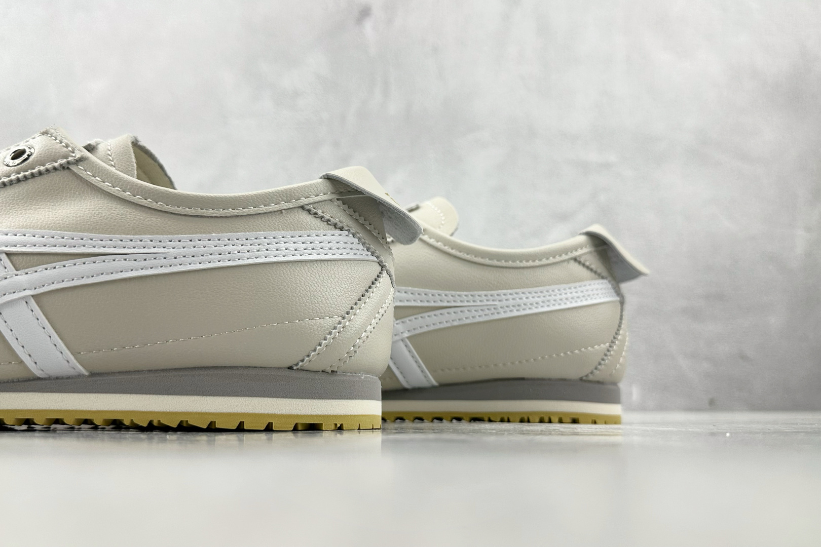 SC 
渠道特供 Onitsuka Tiger鬼塚虎 MEXICO 66 SD 米白色

货号：1183