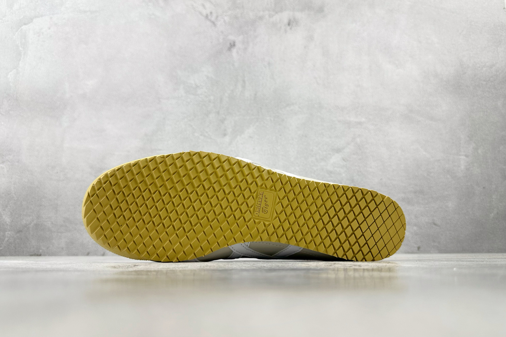 SC 
渠道特供 Onitsuka Tiger鬼塚虎 MEXICO 66 SD 米白色

货号：1183