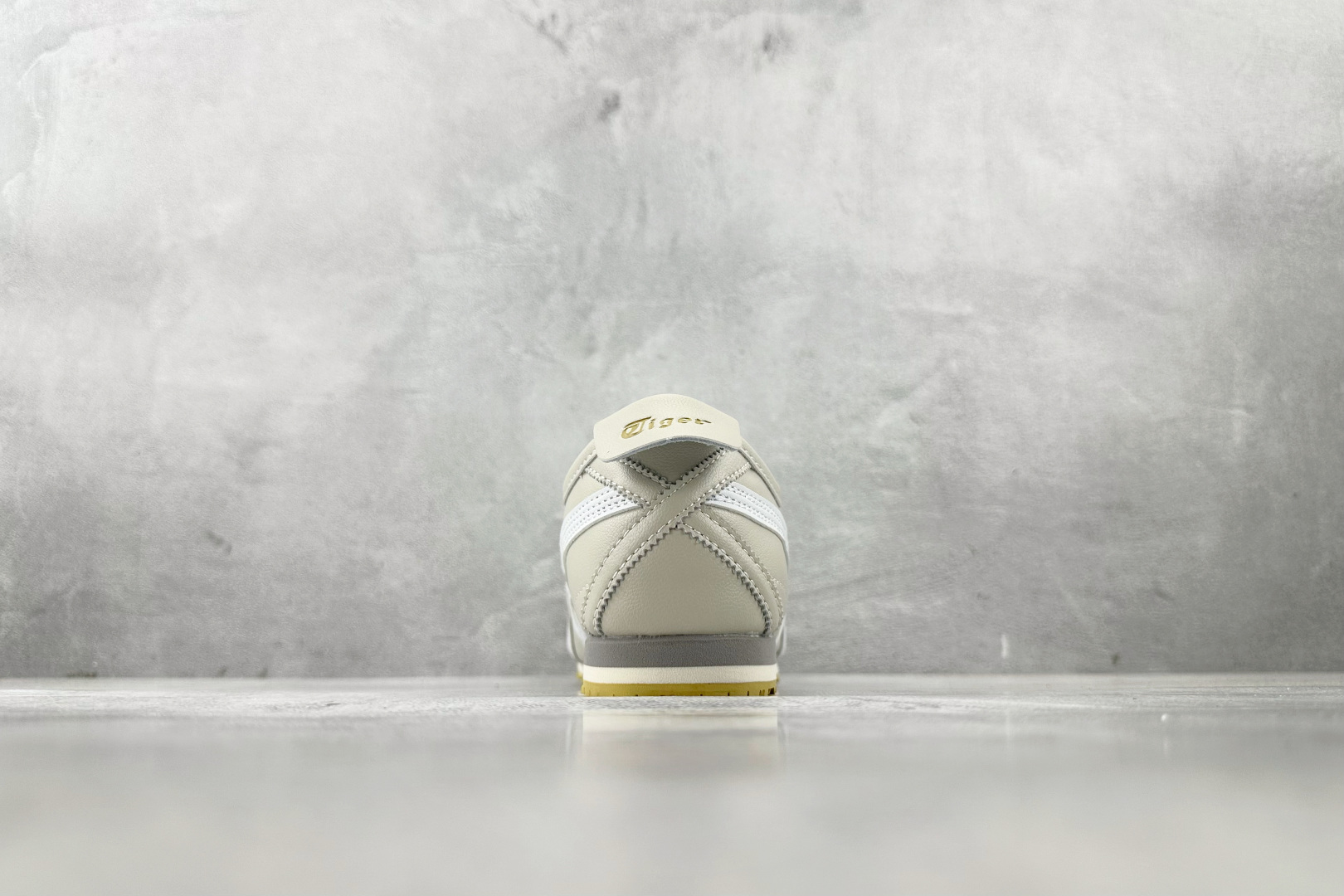 SC 
渠道特供 Onitsuka Tiger鬼塚虎 MEXICO 66 SD 米白色

货号：1183